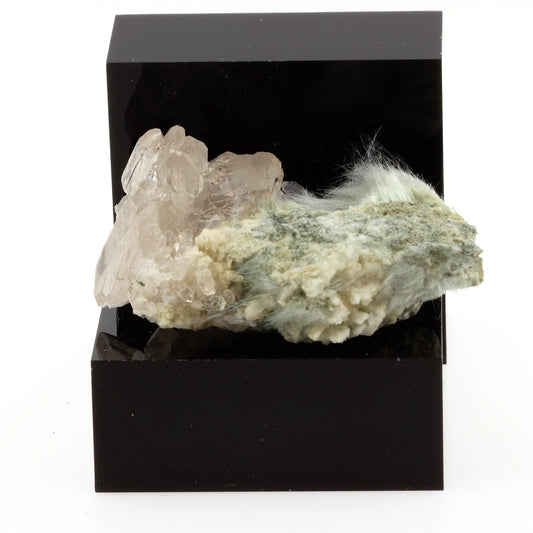 Quartz fumé et Byssolite. 195.6 carats. Massif du Mont-Blanc, Italie