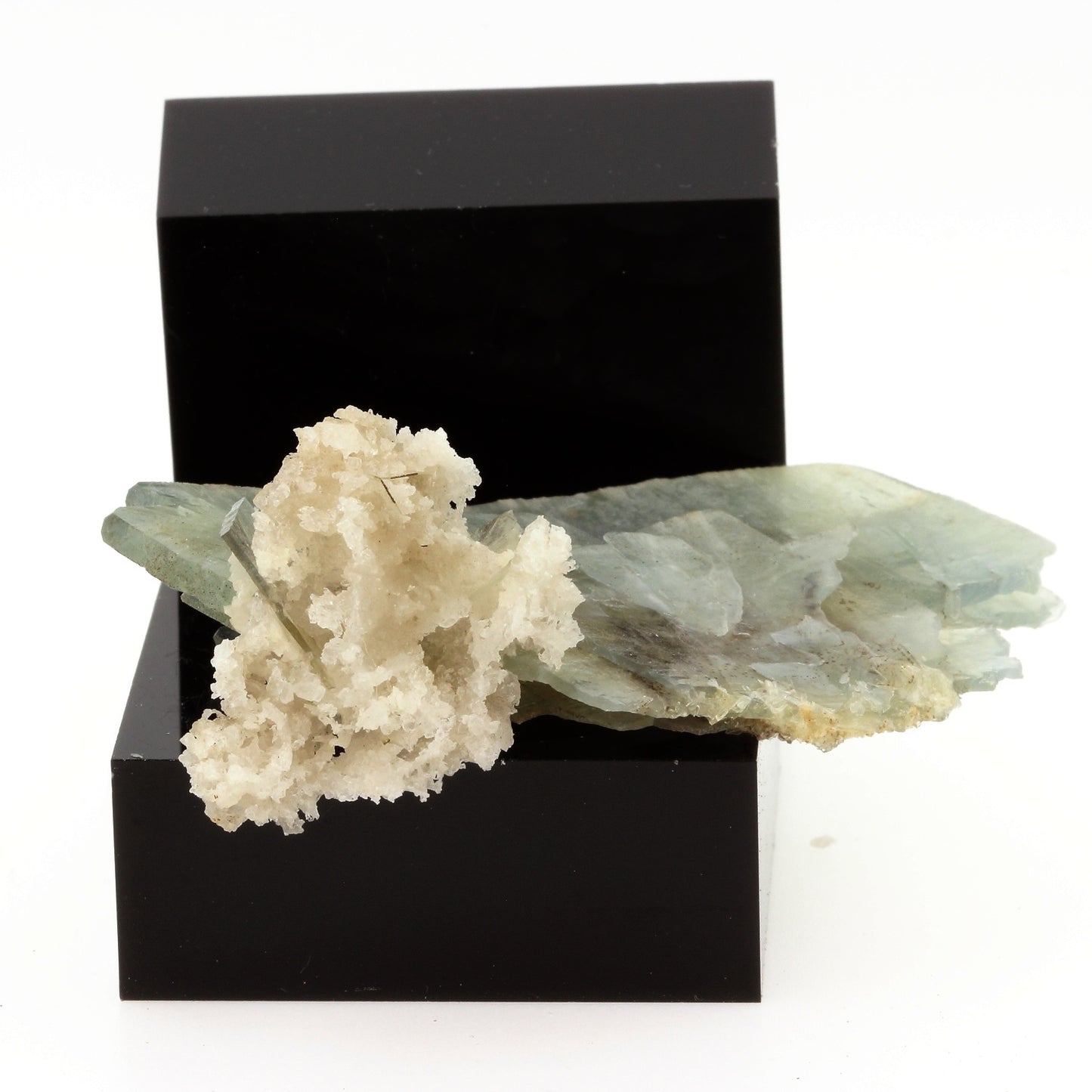 Baryte et Calcite. 336.2 carats. Cavnic Mine, Maramureș Co., Roumanie