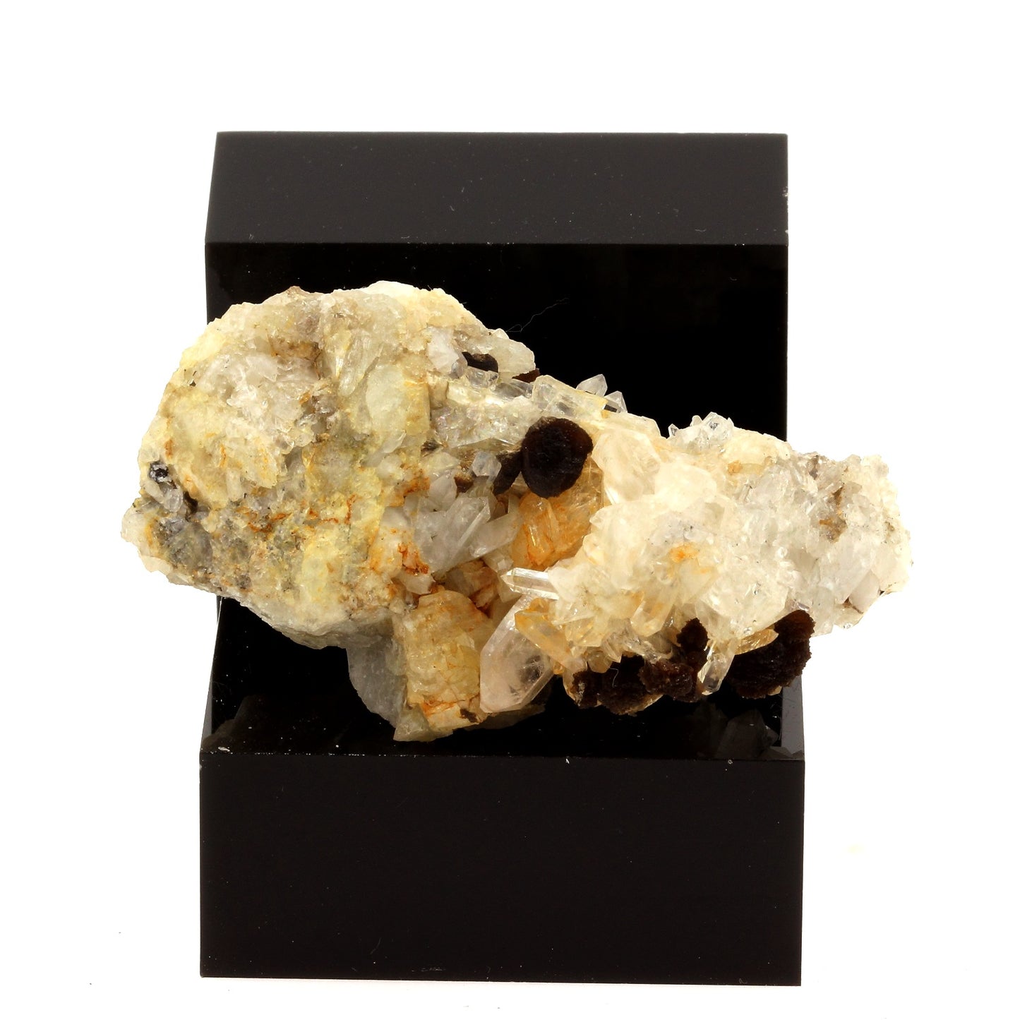 Amblygonite sur Quartz. 397.6 carats. Minas Gerais, Brésil