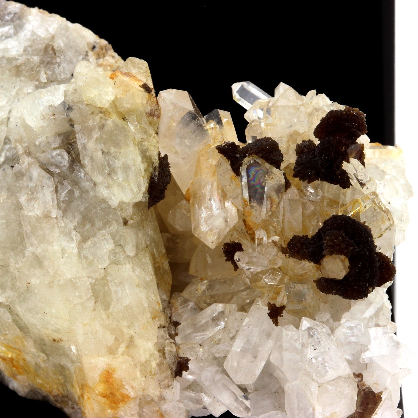 Amblygonite sur Quartz. 397.6 carats. Minas Gerais, Brésil