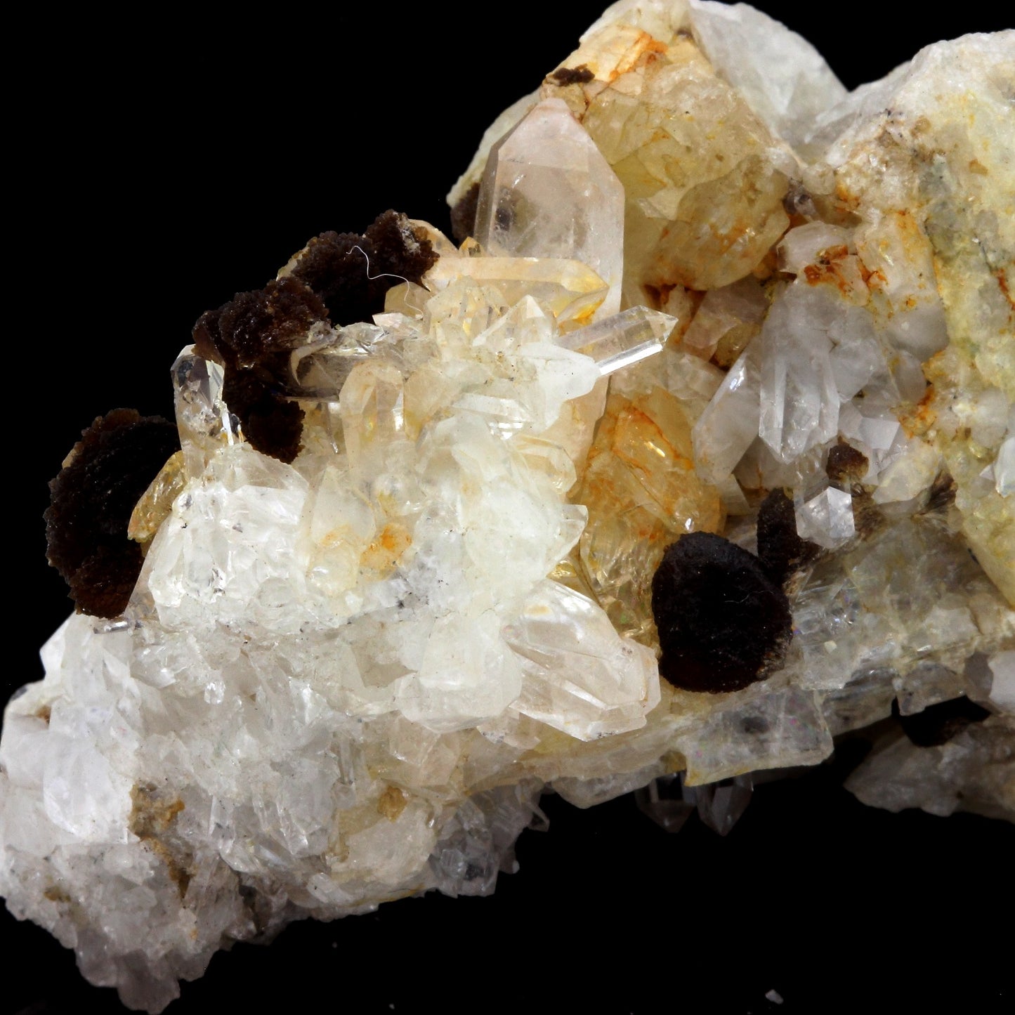 Amblygonite sur Quartz. 397.6 carats. Minas Gerais, Brésil