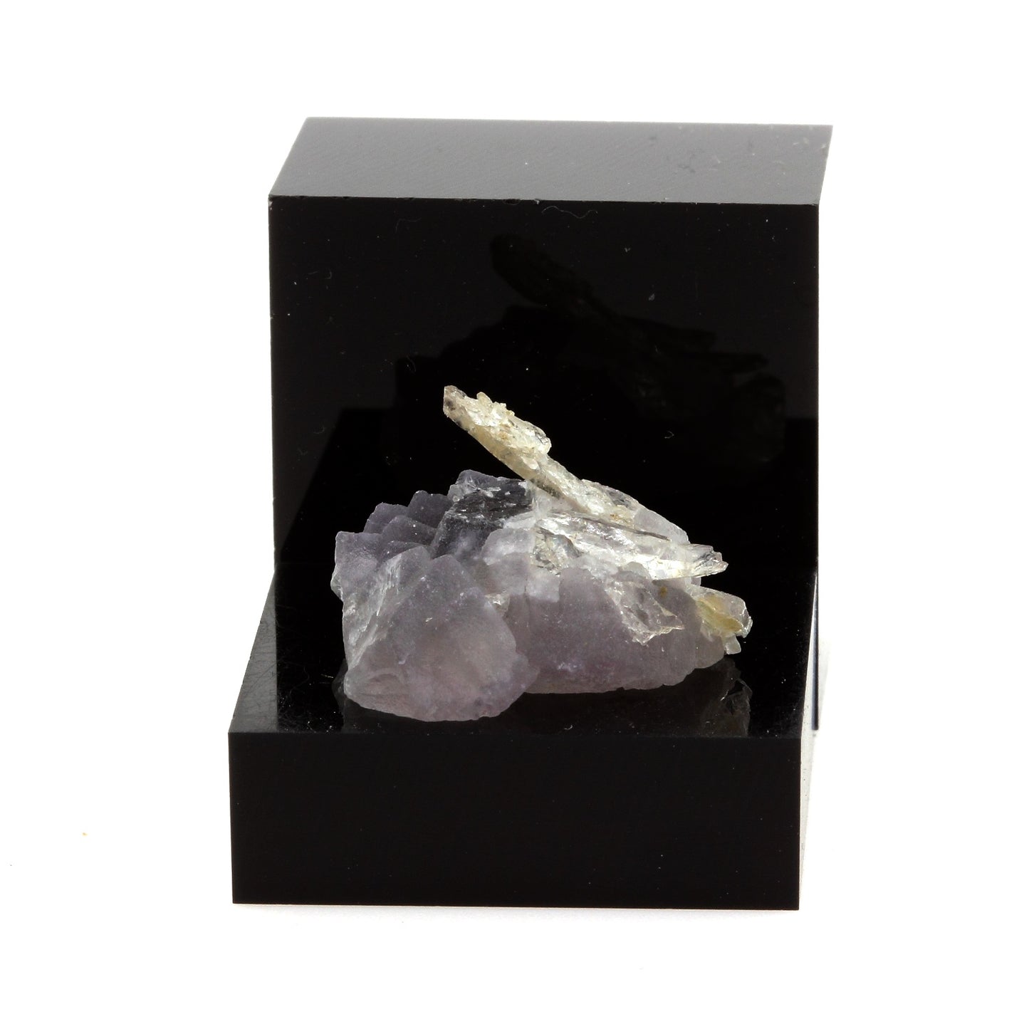 Fluorite violette + Quartz. 34.09 carats. Massif du Mont-Blanc, France