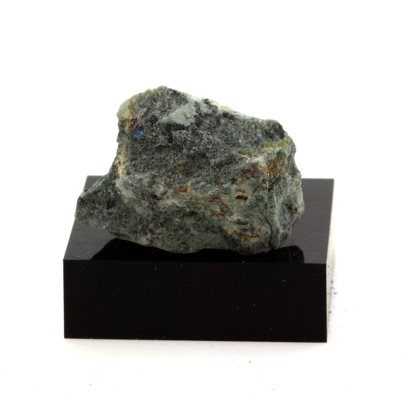 Bornite + Siderite. 40.1 carats. Thetford Mines, Québec, Canada