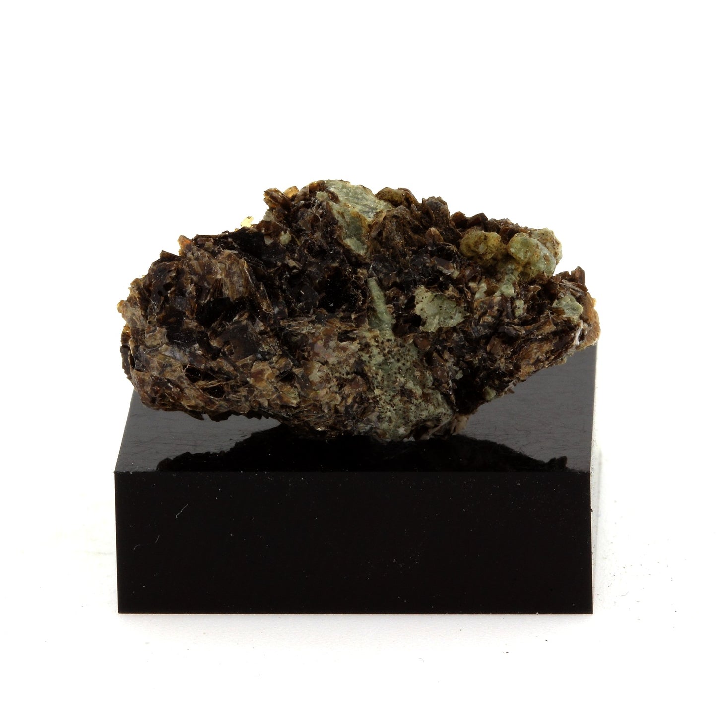 Clintonite. 35.3 carats. Grenville, Québec, Canada