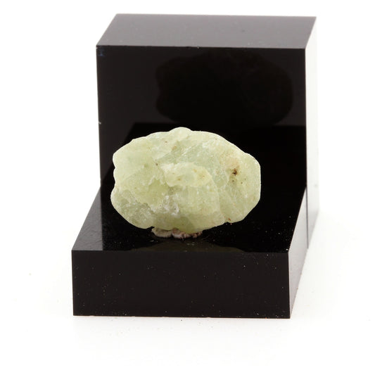 Calcite. 14.4 carats. Wakefield, Québec, Canada