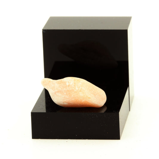 Calcite. 17.1 carats. Grenville, Québec, Canada