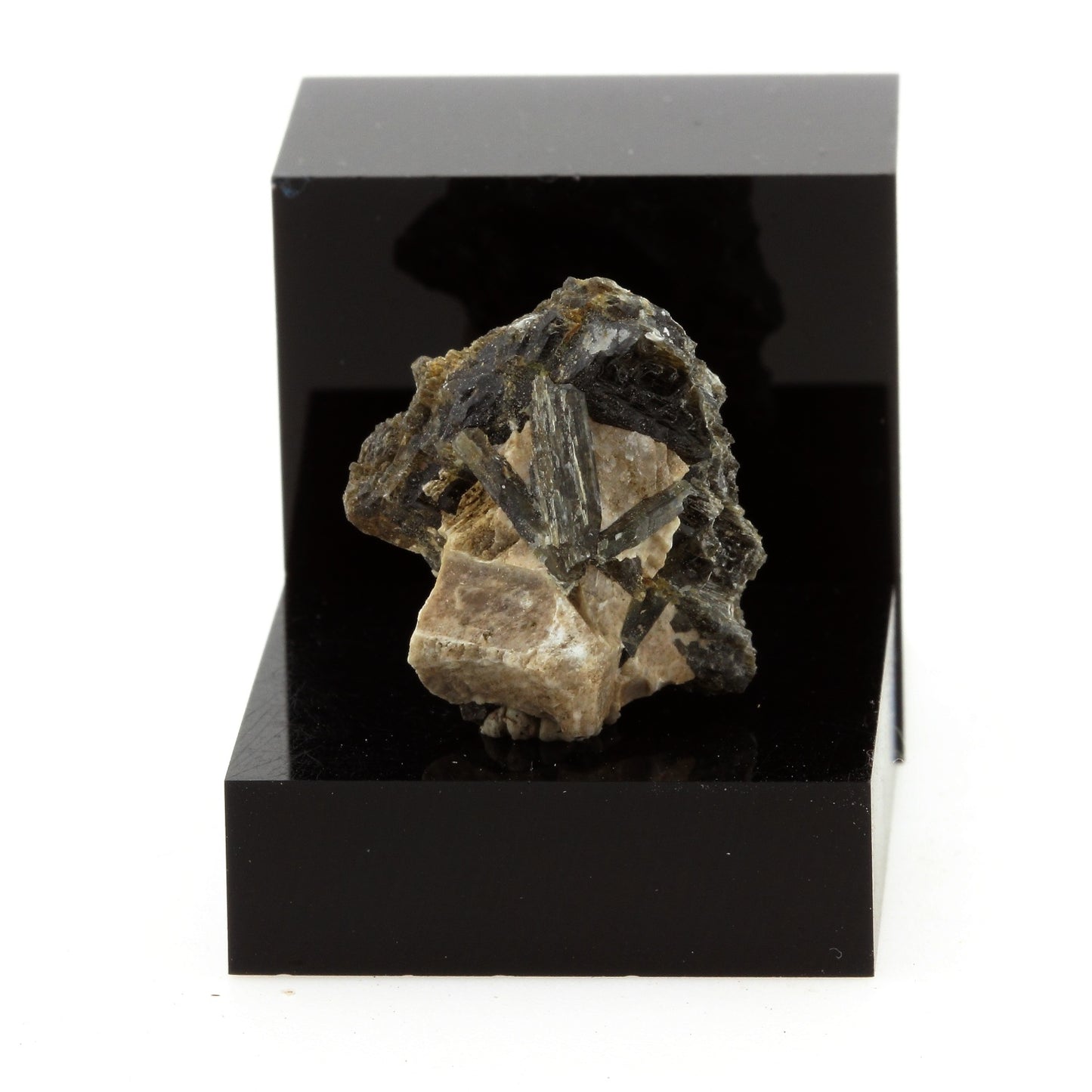 Fluoro-richterite, 26.3 carats, Wilberforce, Ontario, Canada