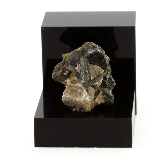 Fluoro-richterite, 26.3 carats, Wilberforce, Ontario, Canada