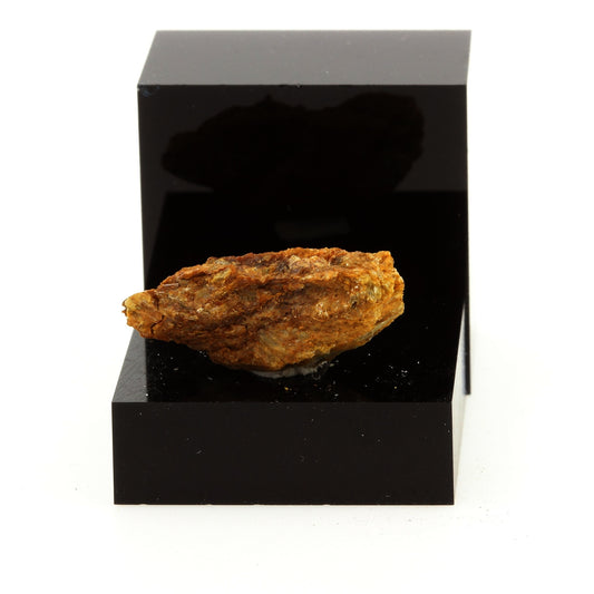 Carpholite. 17.0 carats. Montauban, Québec, Canada