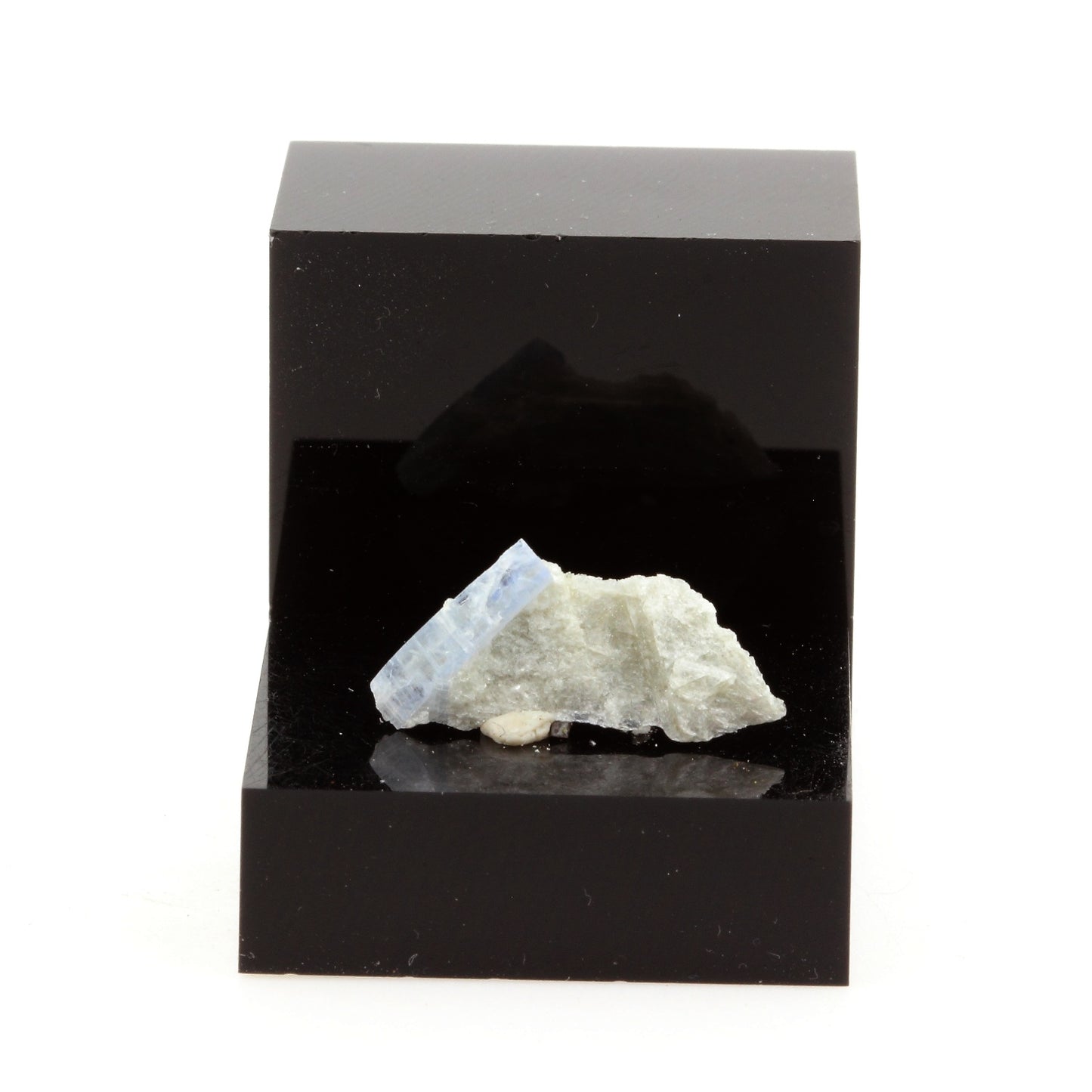 Cyanite Disthène. 2.82 carats. Pizzo Forno, Ticino, Suisse