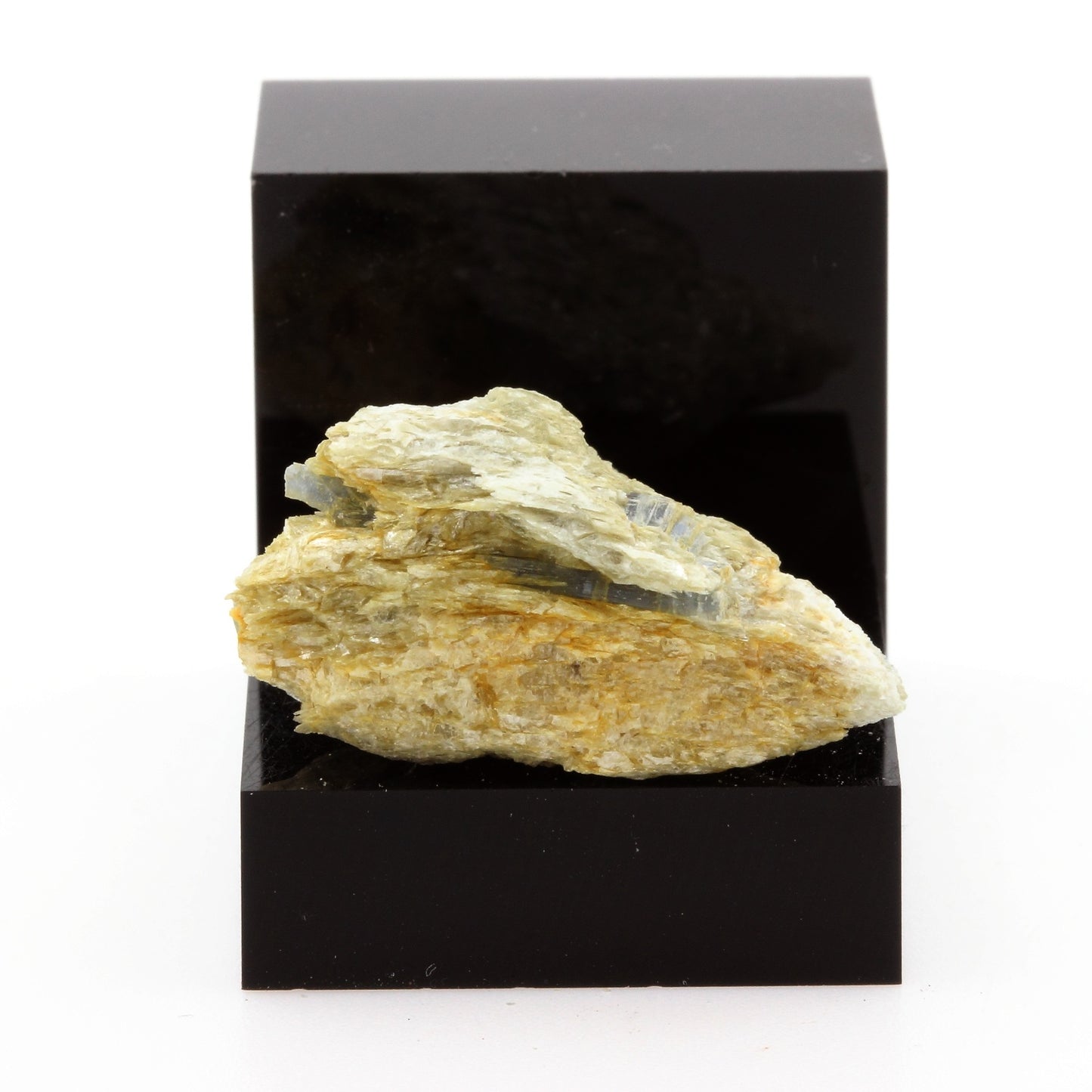 Cyanite Disthène. 53.47 carats. Pizzo Forno, Ticino, Suisse