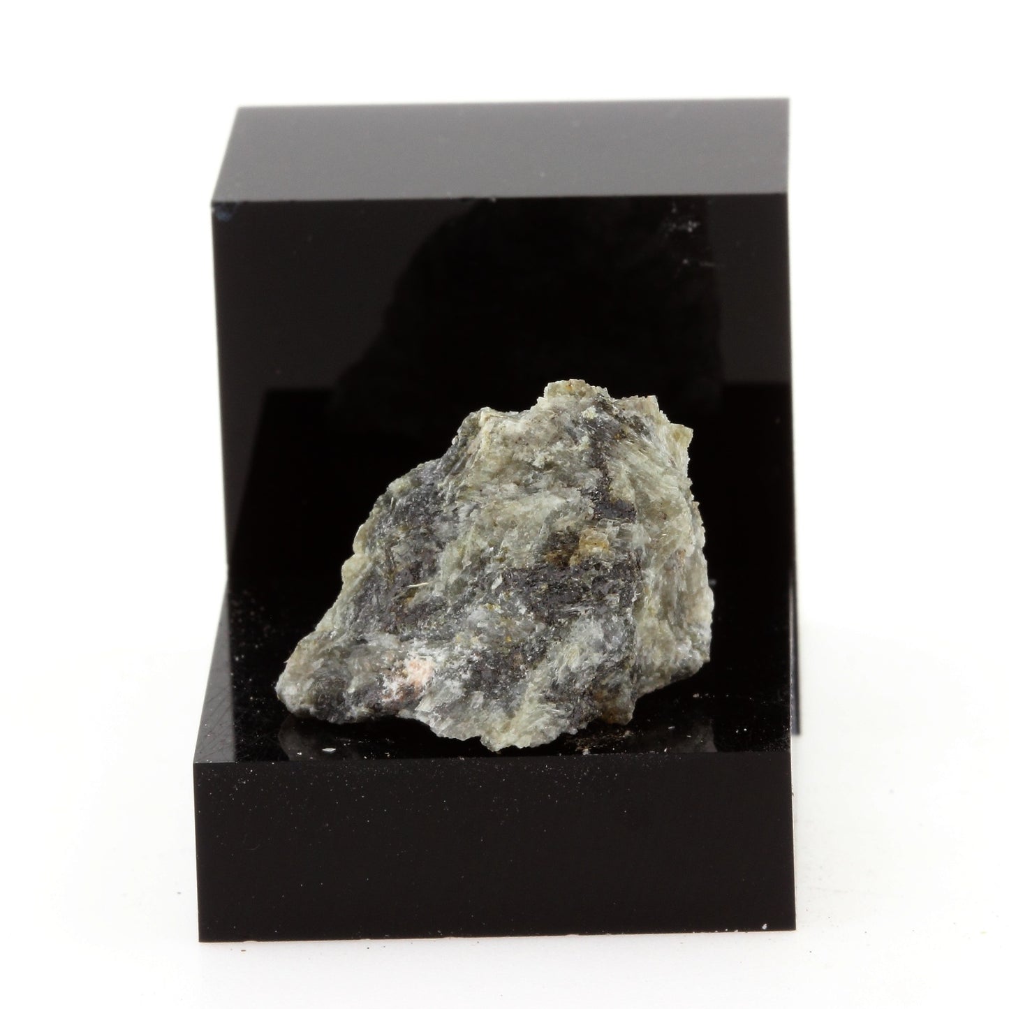 Ferro-actinolite. 26.9 carats. Montauban, Québec, Canada