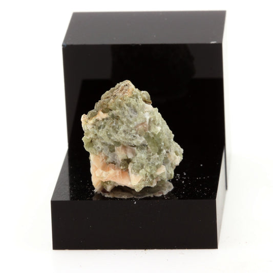 Clinopyroxene. 31.6 carats. Gatineau, Québec, Canada