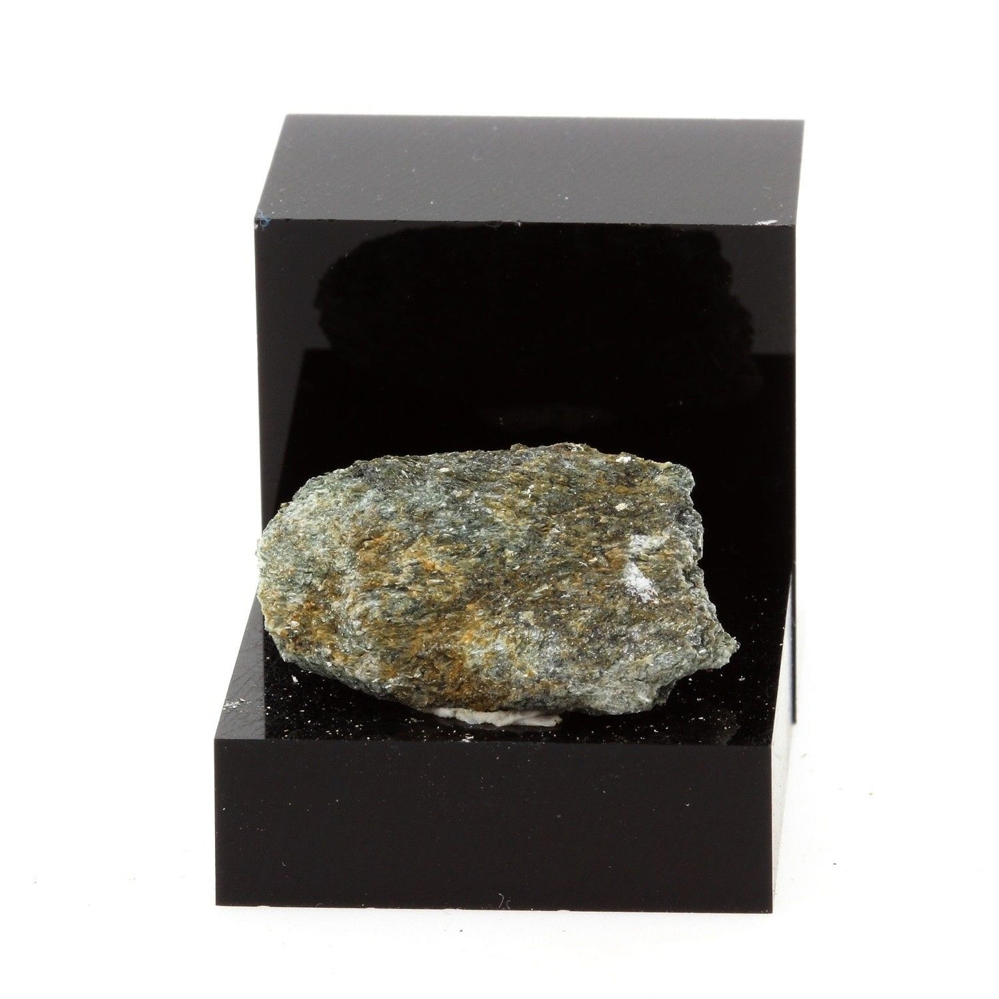 Actinolite + Pyrite mineral. 16.4 carats. En provenance de Marmora, Ontario, Canada.