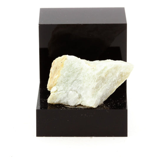 Crystalline. 49.3 carats. Grenville, Québec, Canada