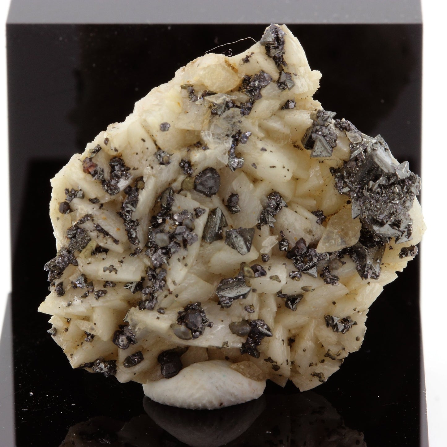 Tetrahedrite sur dolomite. 26.39 carats. Usclas-du-Bosc Quarry, Hérault, France