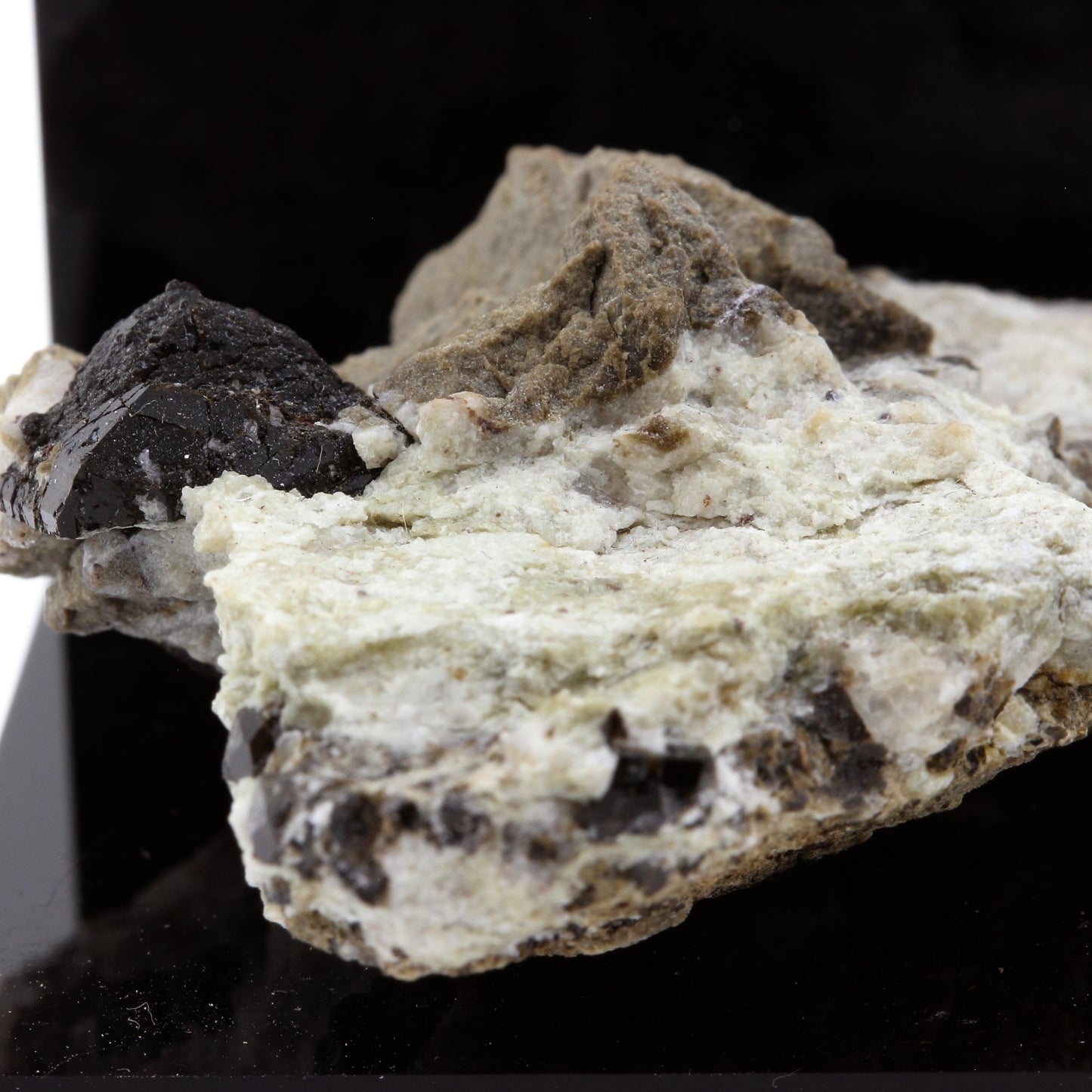 Dravite. 146.2 carats. Gypsum Quarry, Arignac, Ariège, France