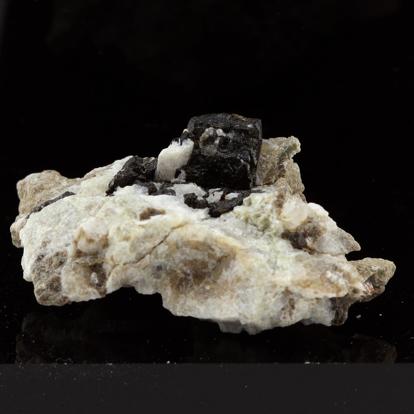 Dravite. 47.3 carats. Gypsum Quarry, Arignac, Ariège, France