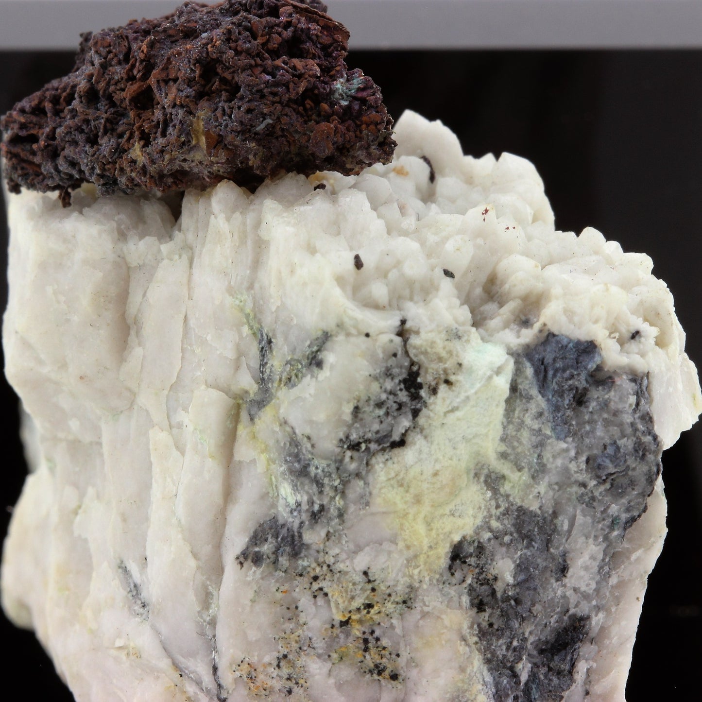 Cuivre natif et Cuprite sur Quartz. 253.5 carats. Mont-Roc Mine, Tarn, France