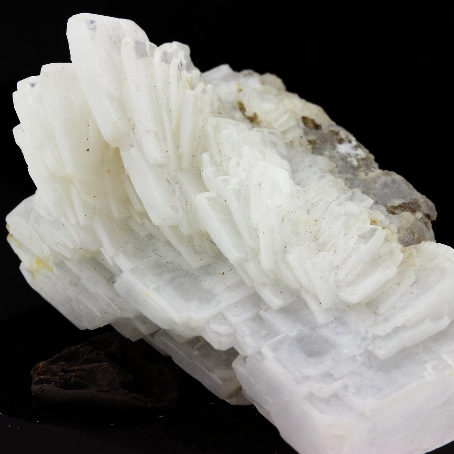 Baryte. 420.8 carats. Baryte occurrence, La Mure, Isère, France