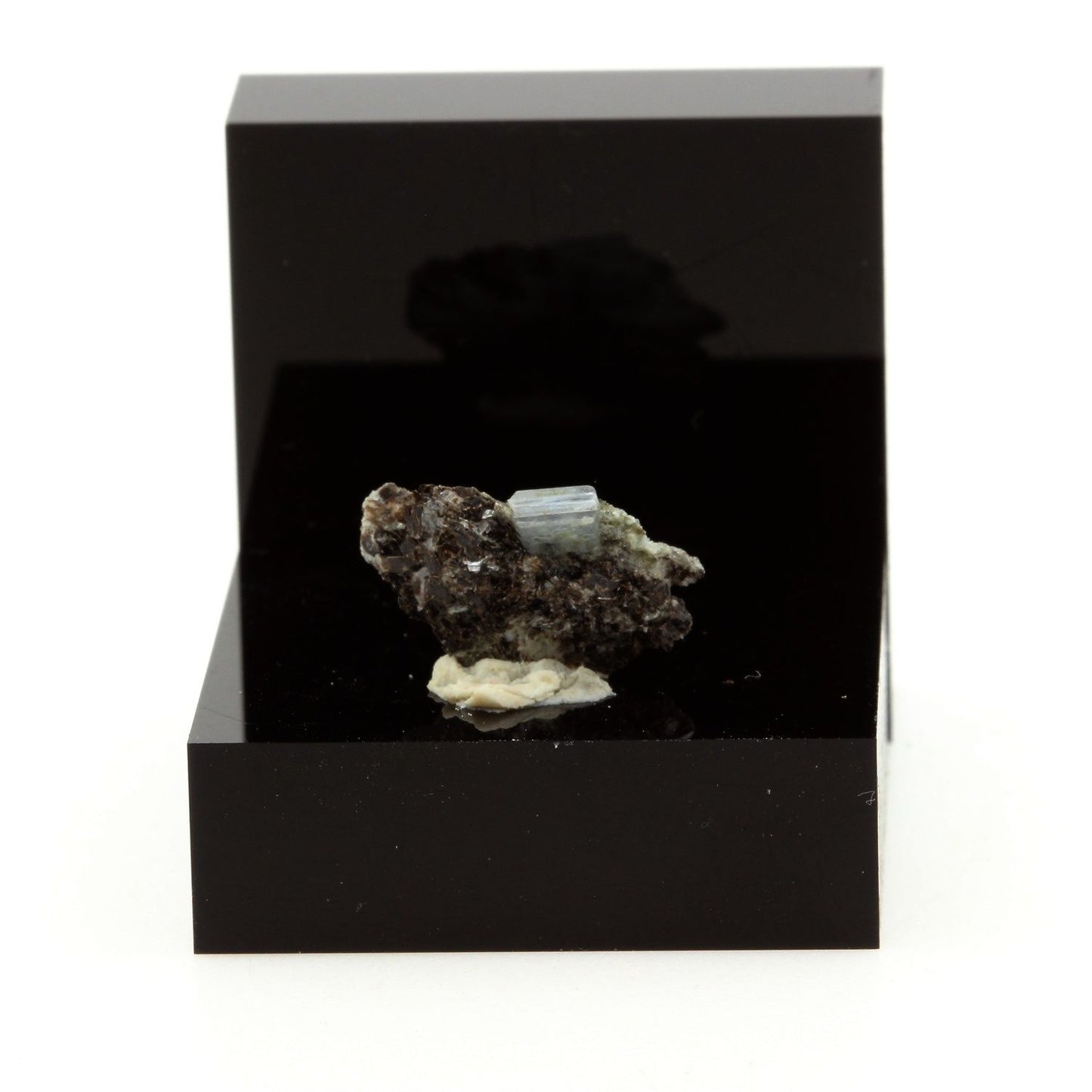 Cyanite Disthène. 2.47 carats. Pizzo Forno, Ticino, Suisse