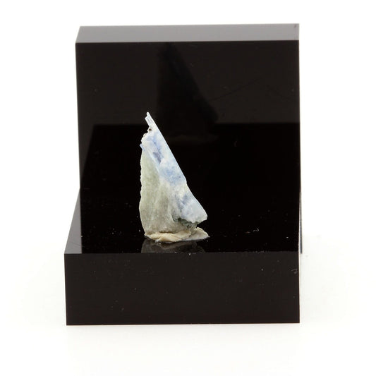 Cyanite Disthène. 2.03 carats. Pizzo Forno, Ticino, Suisse