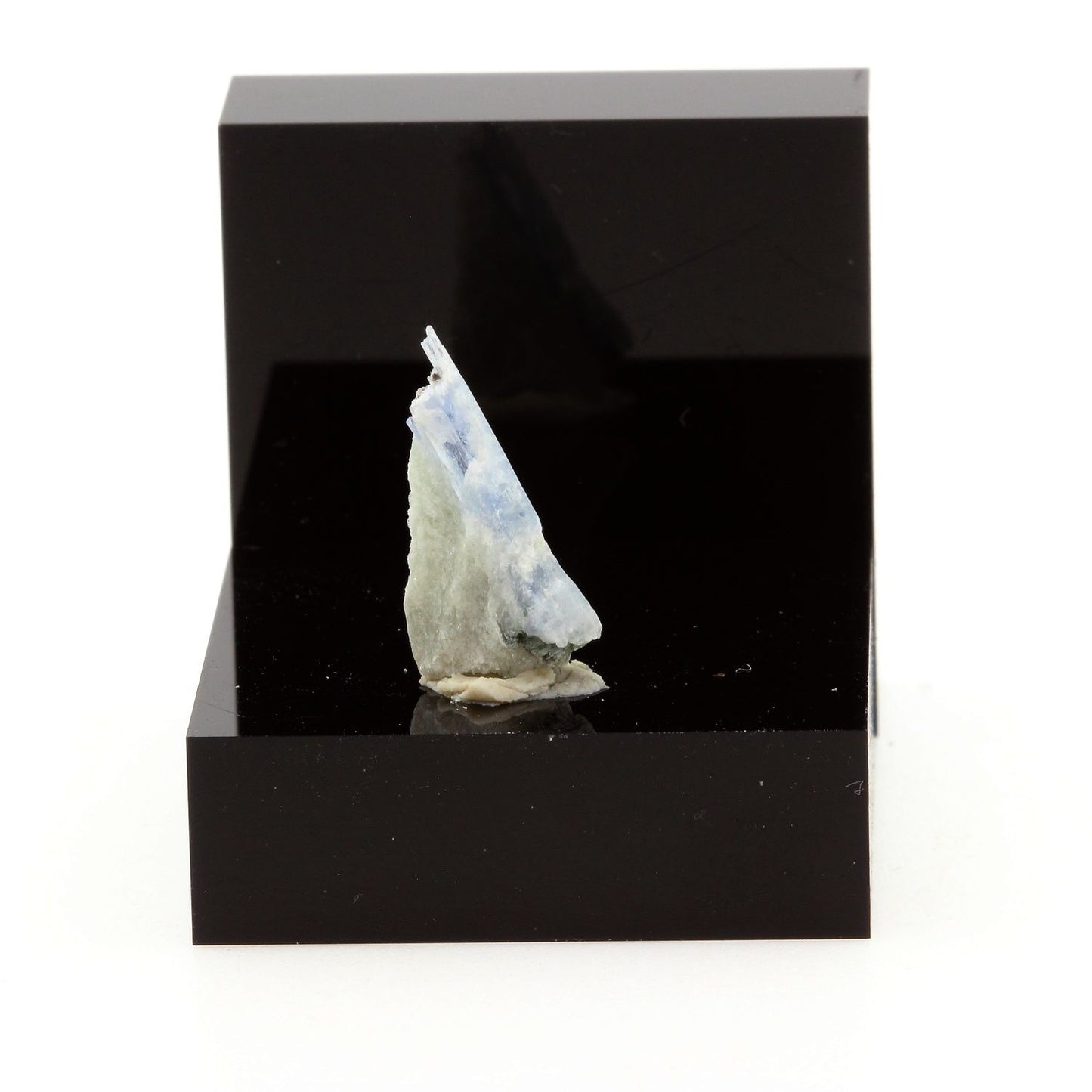 Cyanite Disthène. 2.03 carats. Pizzo Forno, Ticino, Suisse