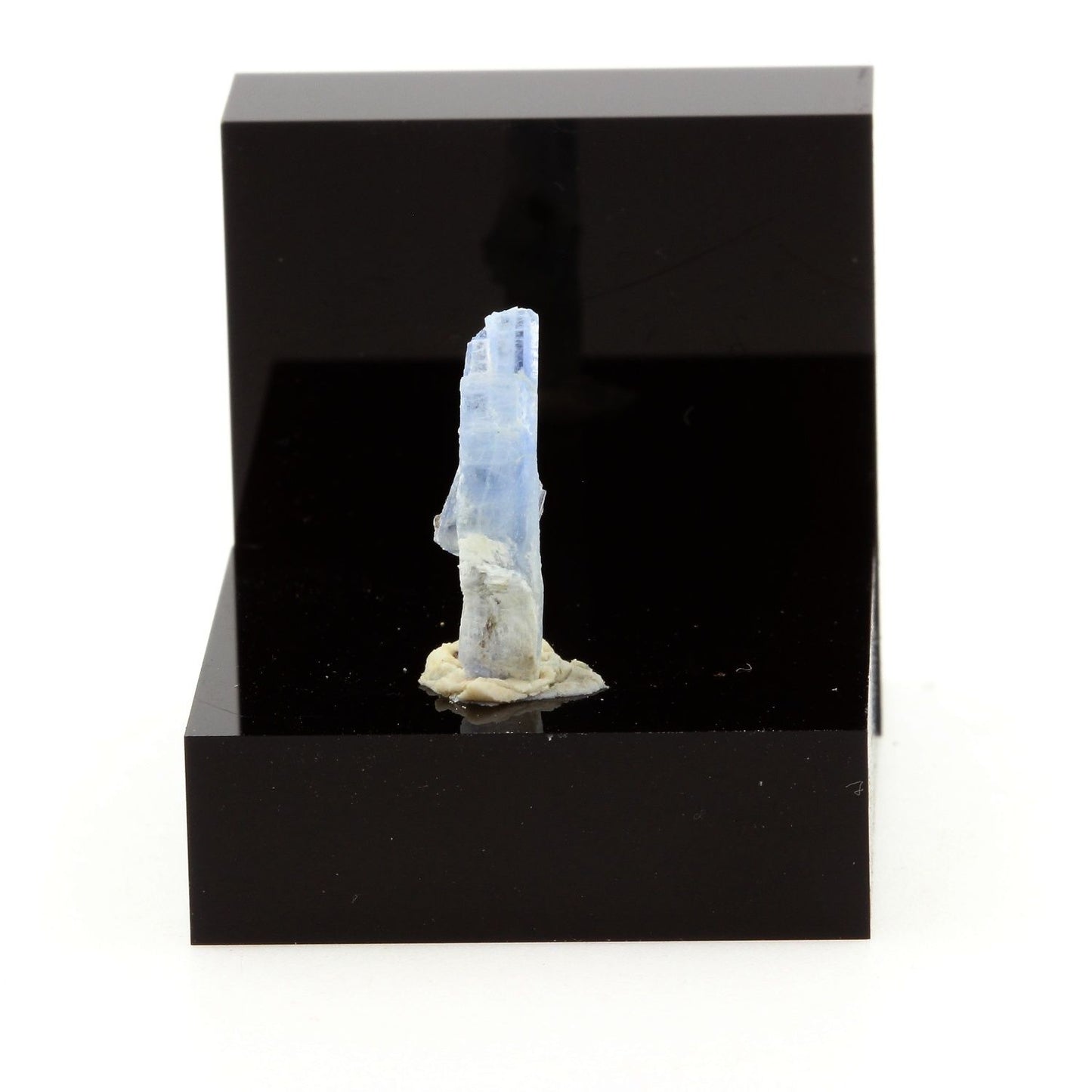 Cyanite Disthène. 1.90 carats. Pizzo Forno, Ticino, Suisse