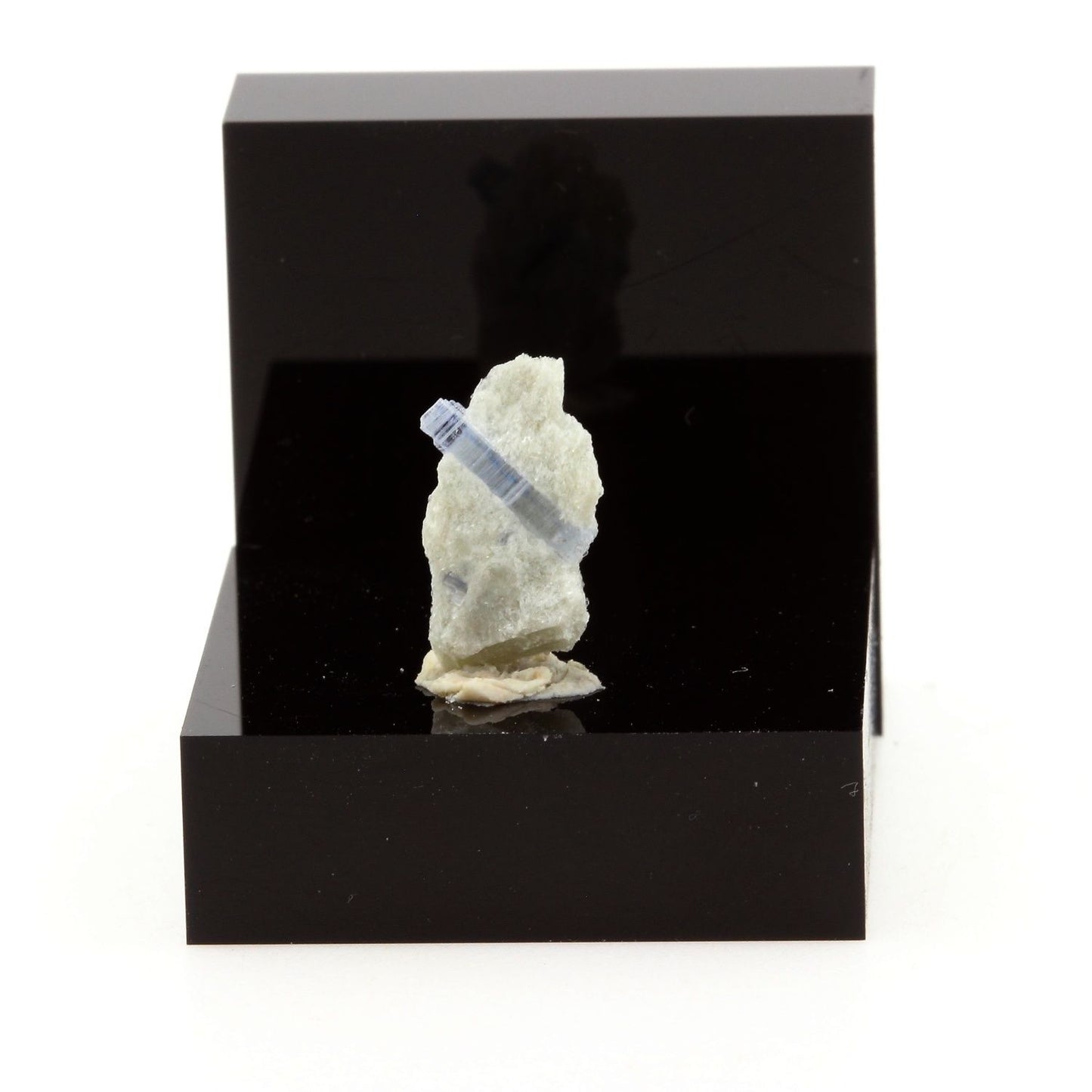 Cyanite Disthène. 2.16 carats. Pizzo Forno, Ticino, Suisse