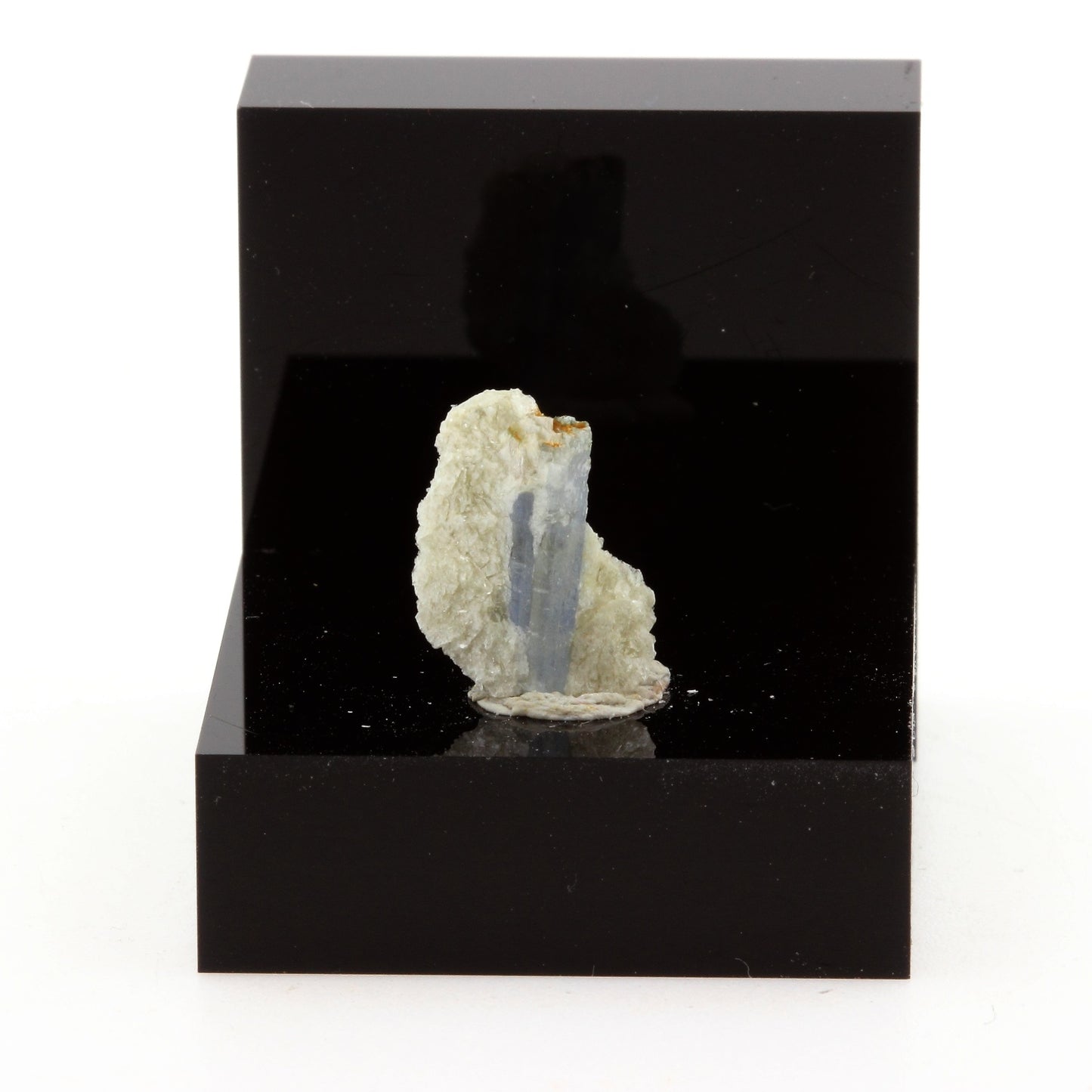 Cyanite Disthène. 2.46 carats. Pizzo Forno, Ticino, Suisse