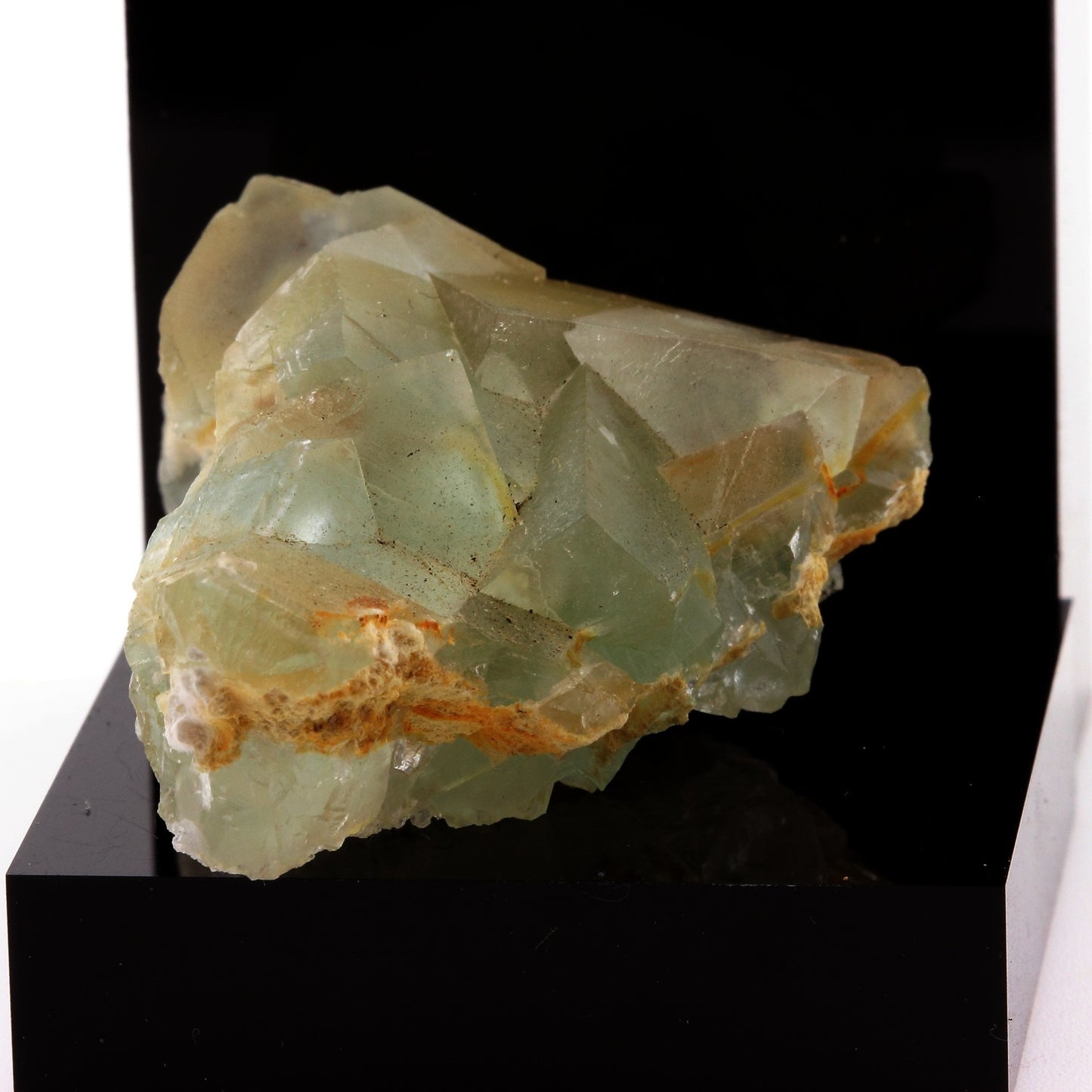 Fluorite. 175.3 carats. Xianghuapu Mine, Chenzhou Prefecture, Hunan Province, Chine