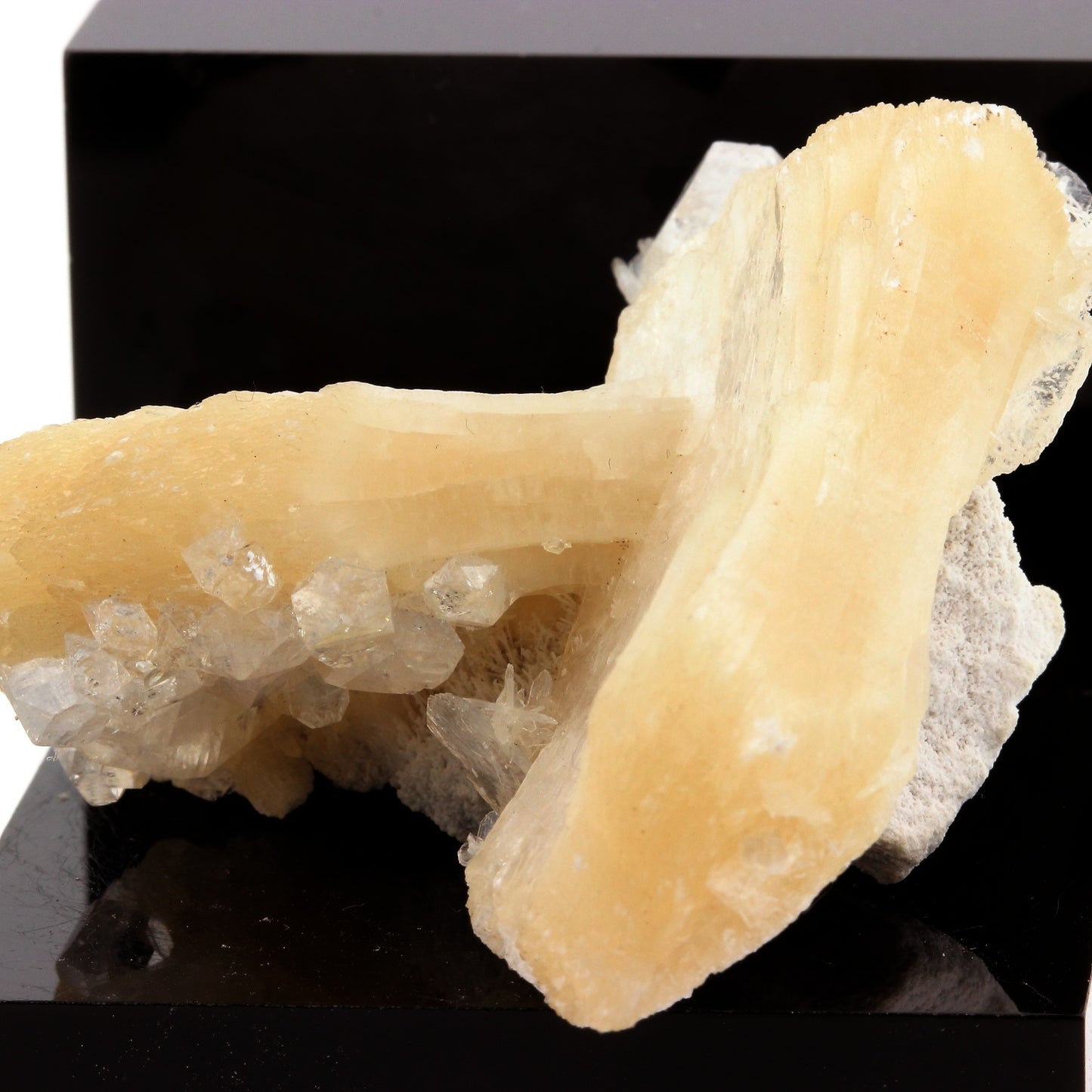 Stilbite et Apophyllite. 200.3 carats. Inde