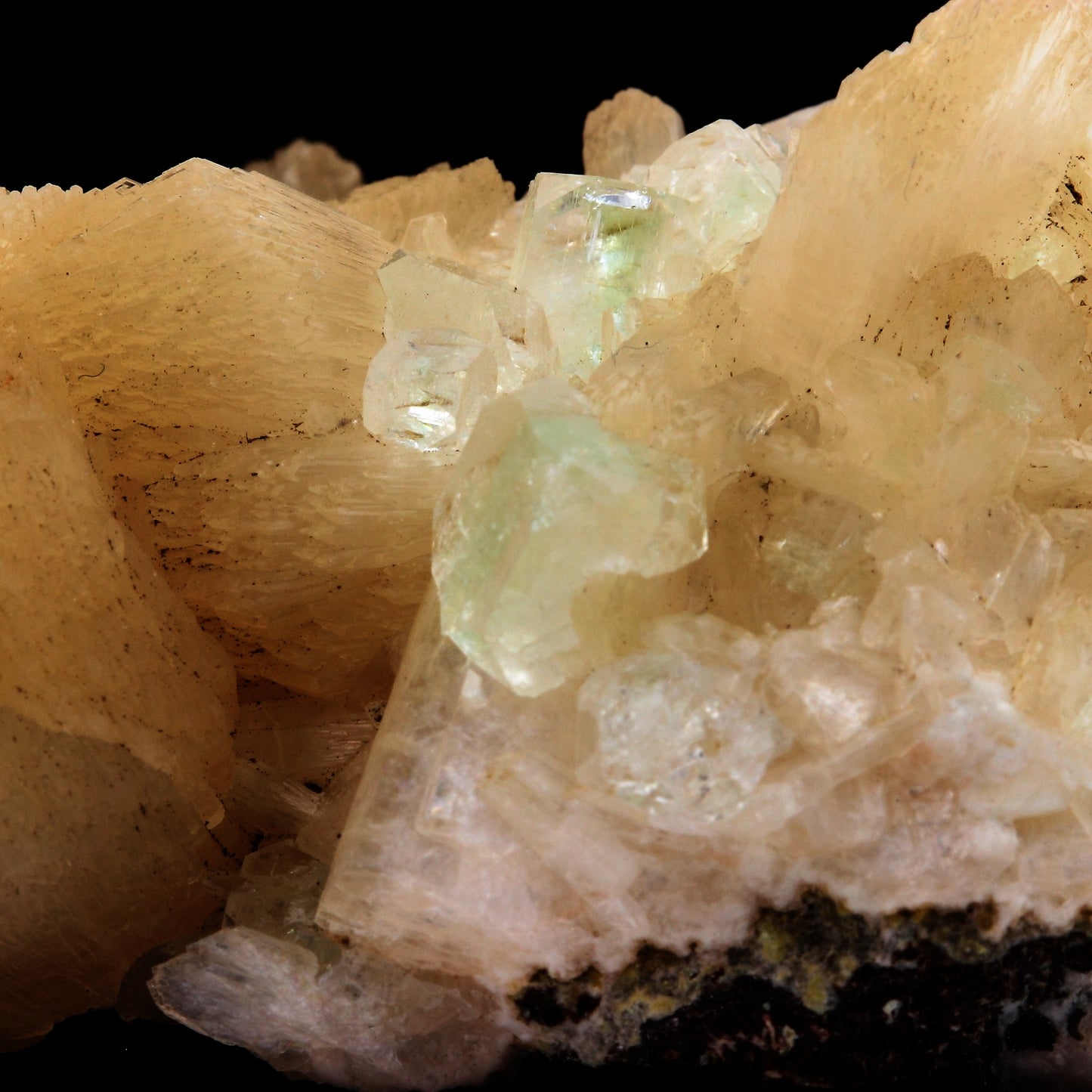 Stilbite et Apophyllite. 305.2 carats. Inde