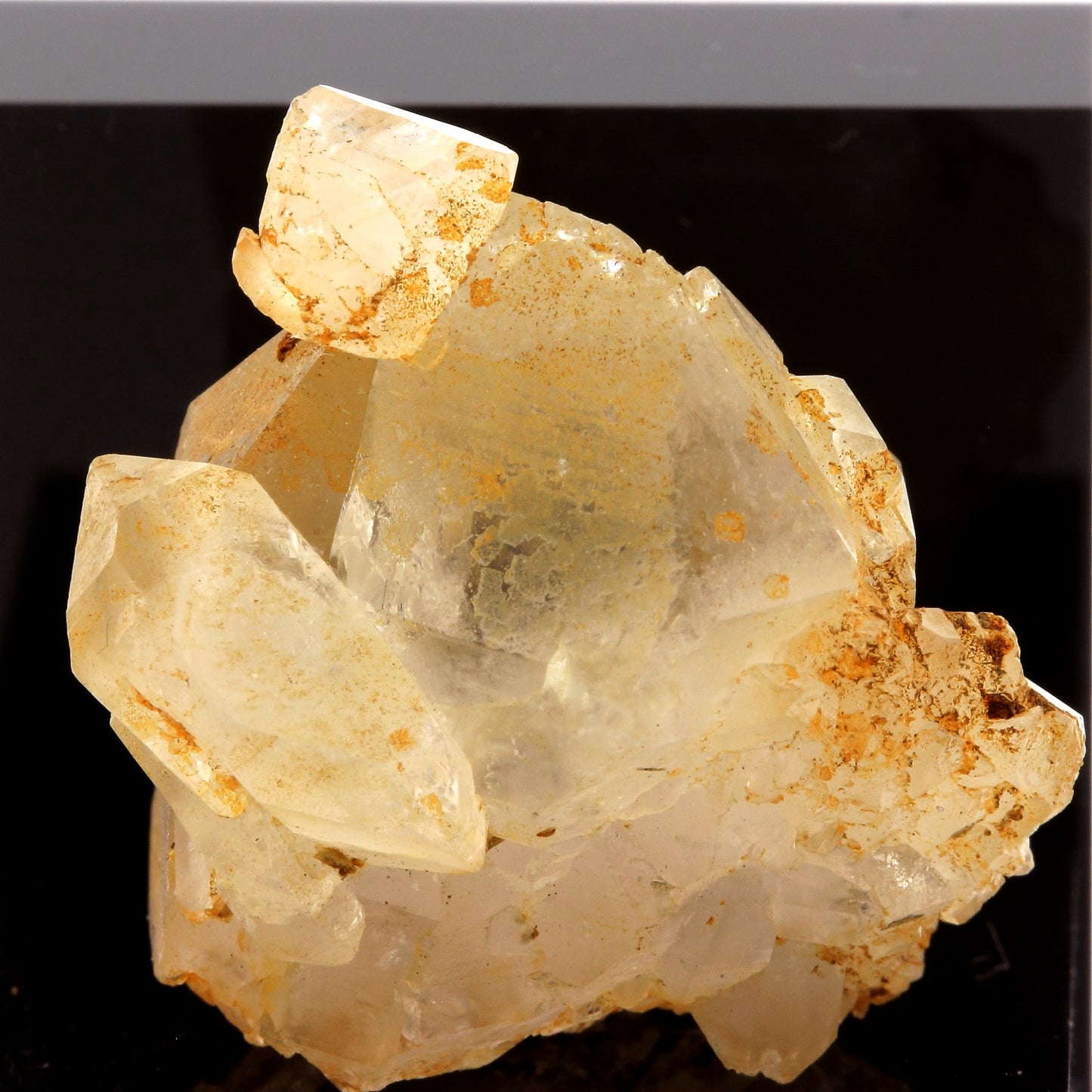 Fluorite + Quartz. 57.02 carats. Wallis (Valais), Suisse