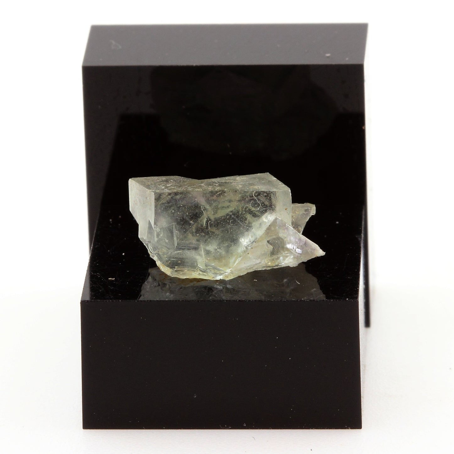 Fluorite. 6.99 carats. Pontgibaud, Puy-de-Dôme, France