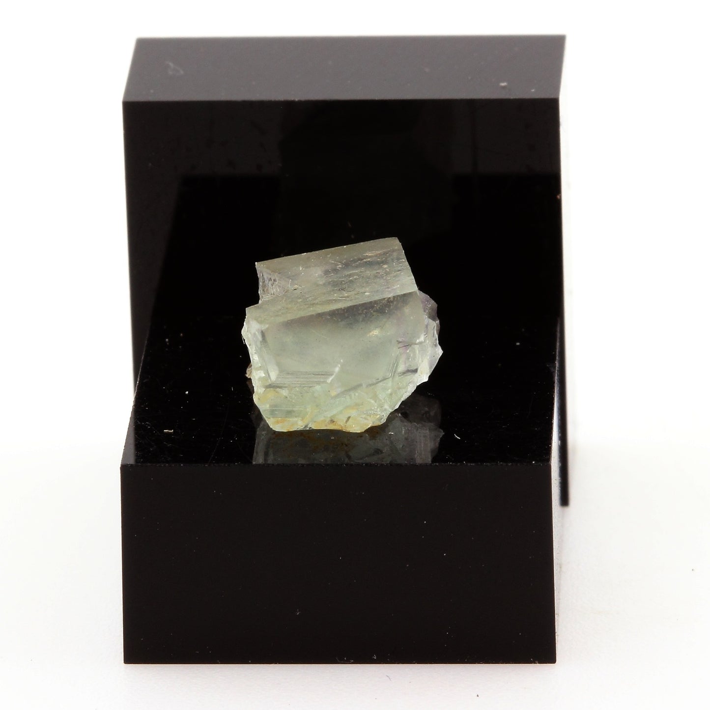 Fluorite. 6.99 carats. Pontgibaud, Puy-de-Dôme, France