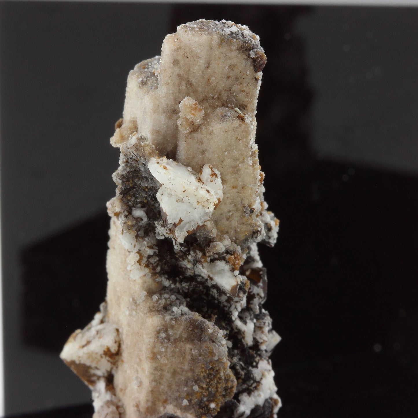 Phillipsite pseudomorphosée après Serandite, Genthelvite, Gaidonnayite, 42.19 carats, Mont Saint-Hilaire, Canada