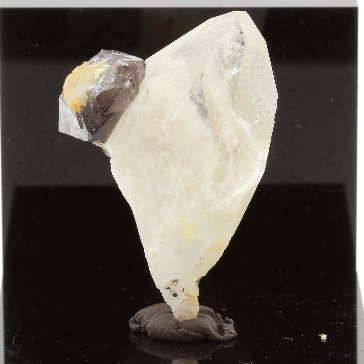 Quartz + Scheelite. 65.1 carats. Yaogangxian Mine, Hunan Province, Chine
