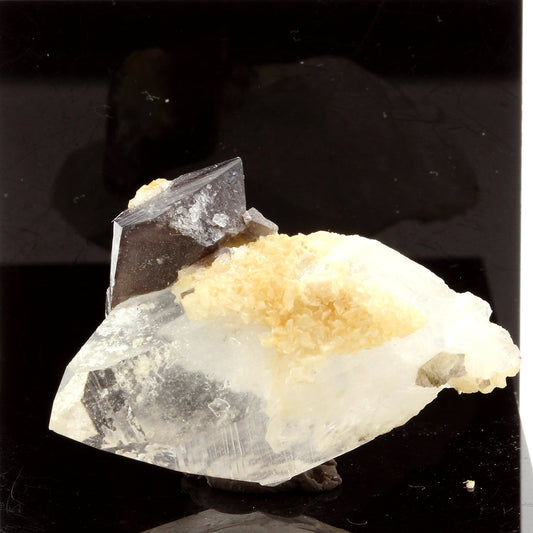 Quartz + Scheelite. 65.1 carats. Yaogangxian Mine, Hunan Province, Chine