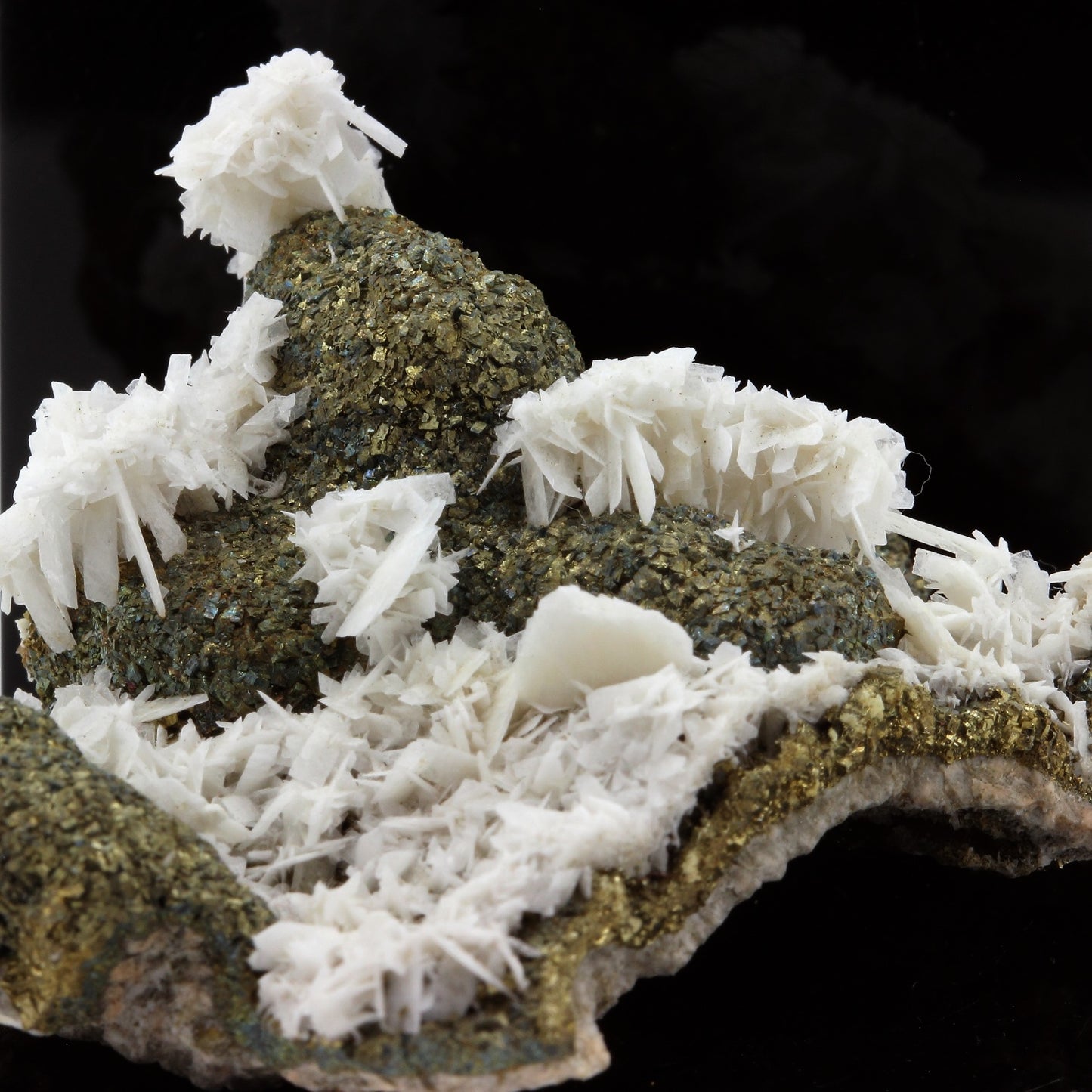 Pyrite, Baryte. 282.1 carats. Corrèze, France