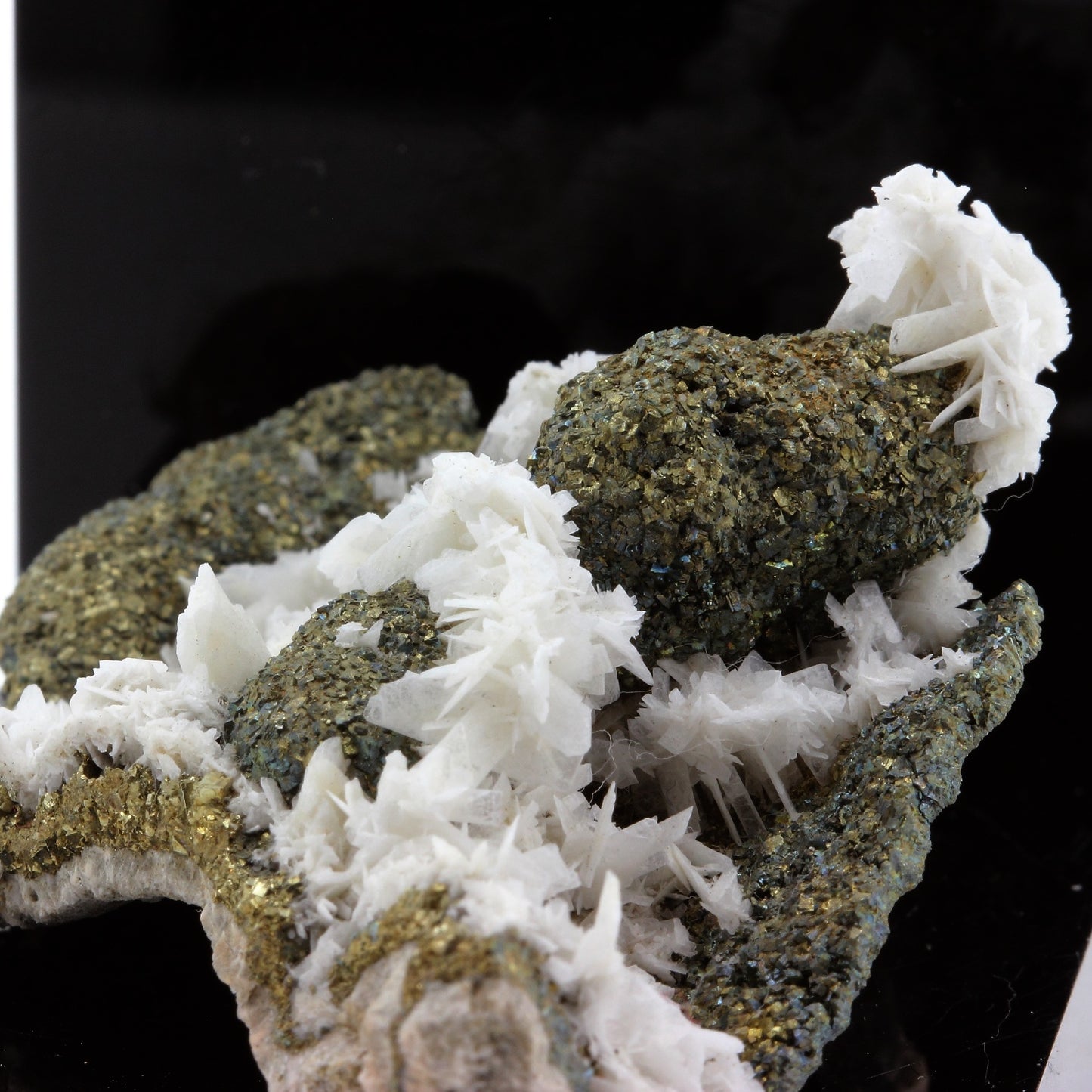 Pyrite, Baryte. 282.1 carats. Corrèze, France