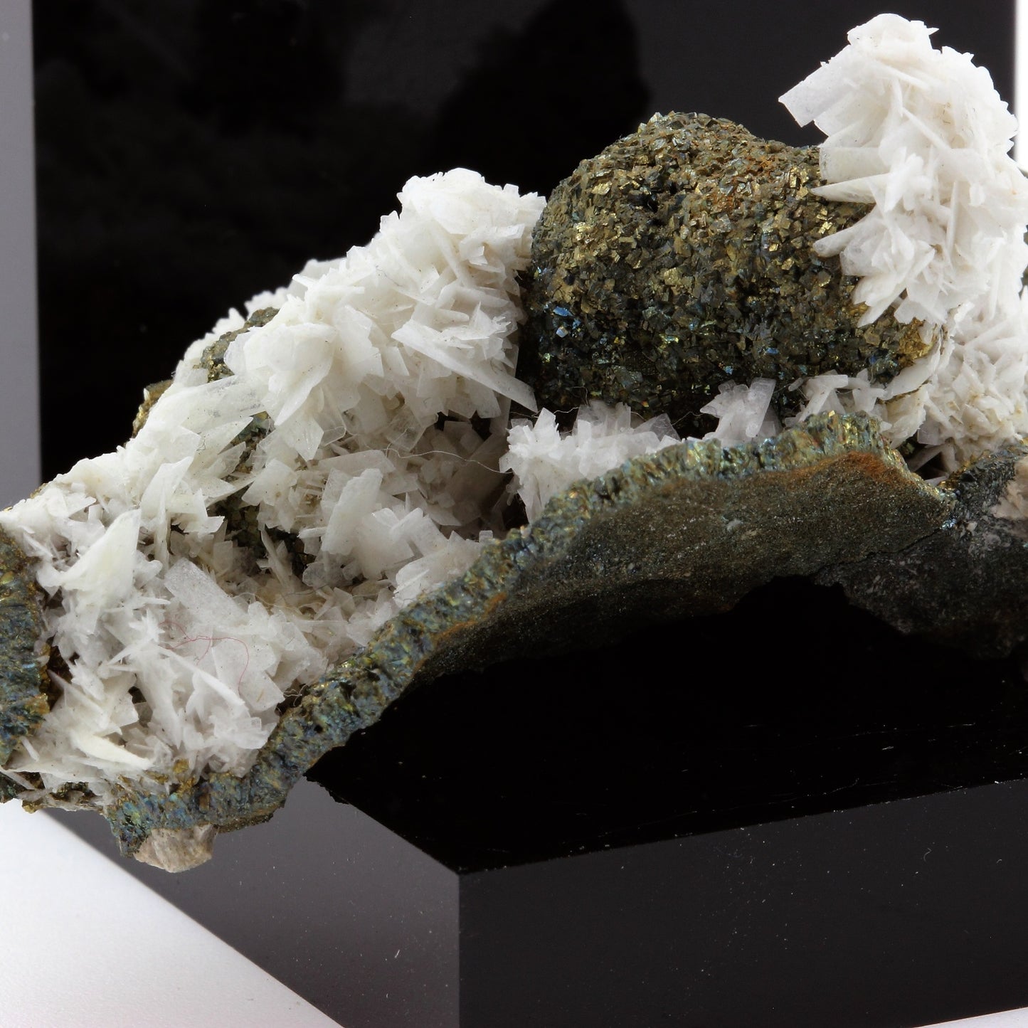Pyrite, Baryte. 282.1 carats. Corrèze, France
