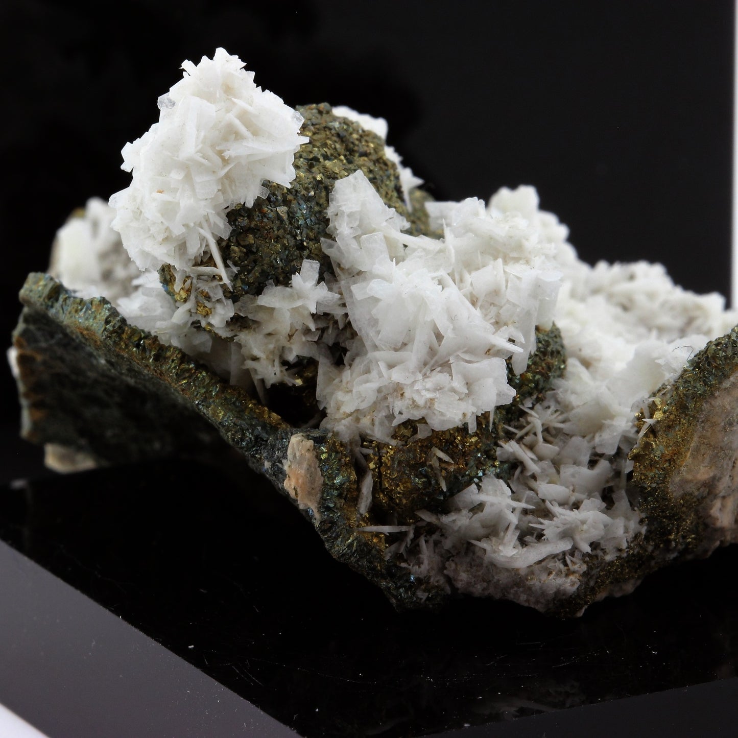 Pyrite, Baryte. 282.1 carats. Corrèze, France