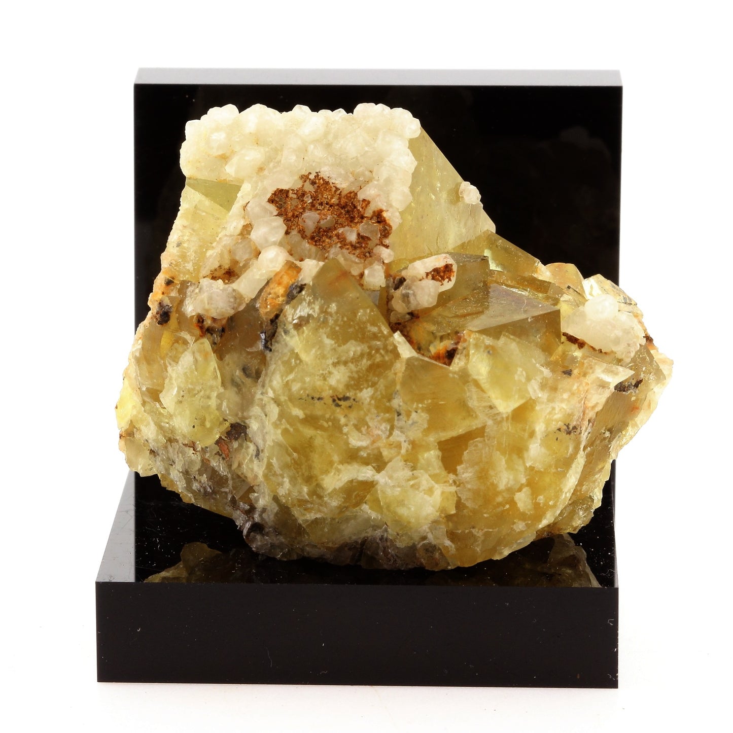 Fluorite, Calcite. 728.6 carats. Peyrebrune, Réalmont, Tarn, France