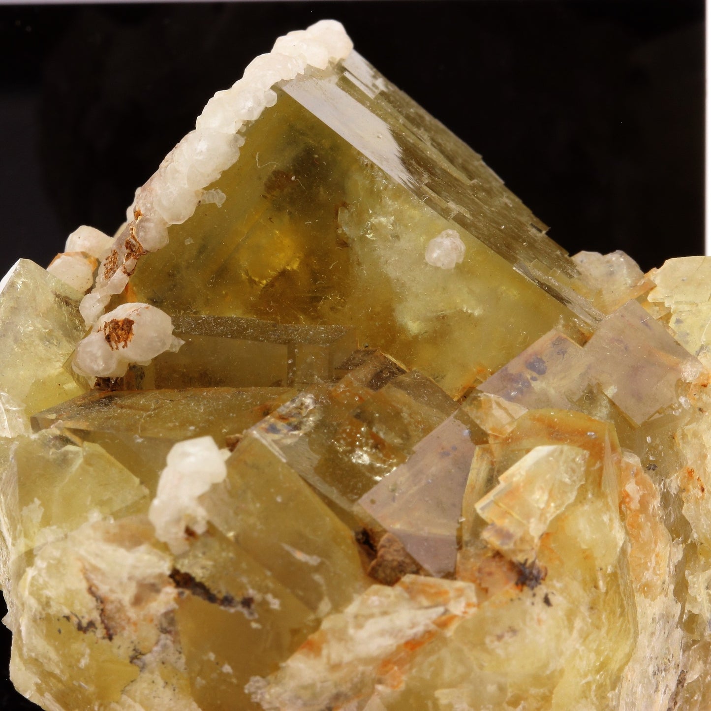 Fluorite, Calcite. 728.6 carats. Peyrebrune, Réalmont, Tarn, France