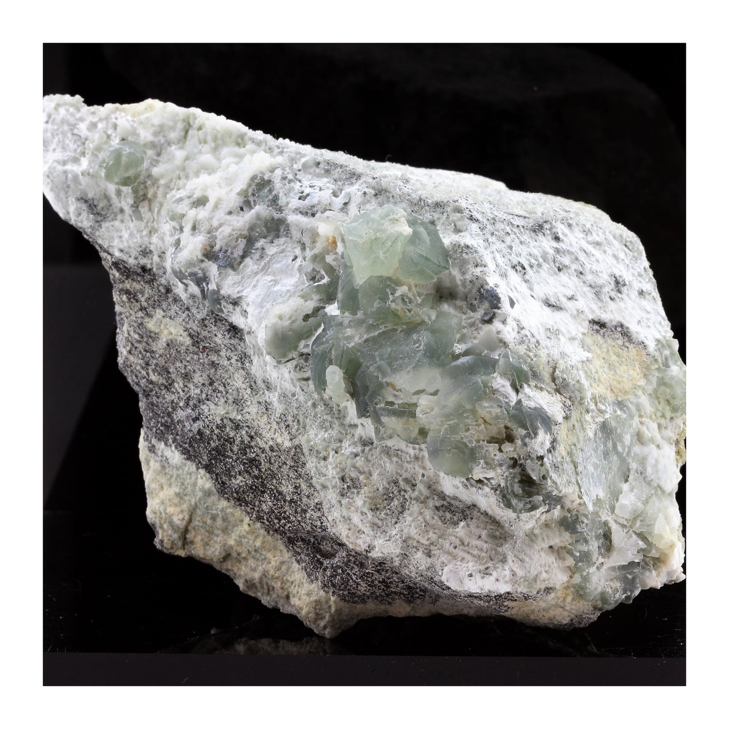 Prehnite + Adulaire en provenance de La Combe de la Selle, St Christophe-en-Oisans, Bourg d'Oisans, Isère, France