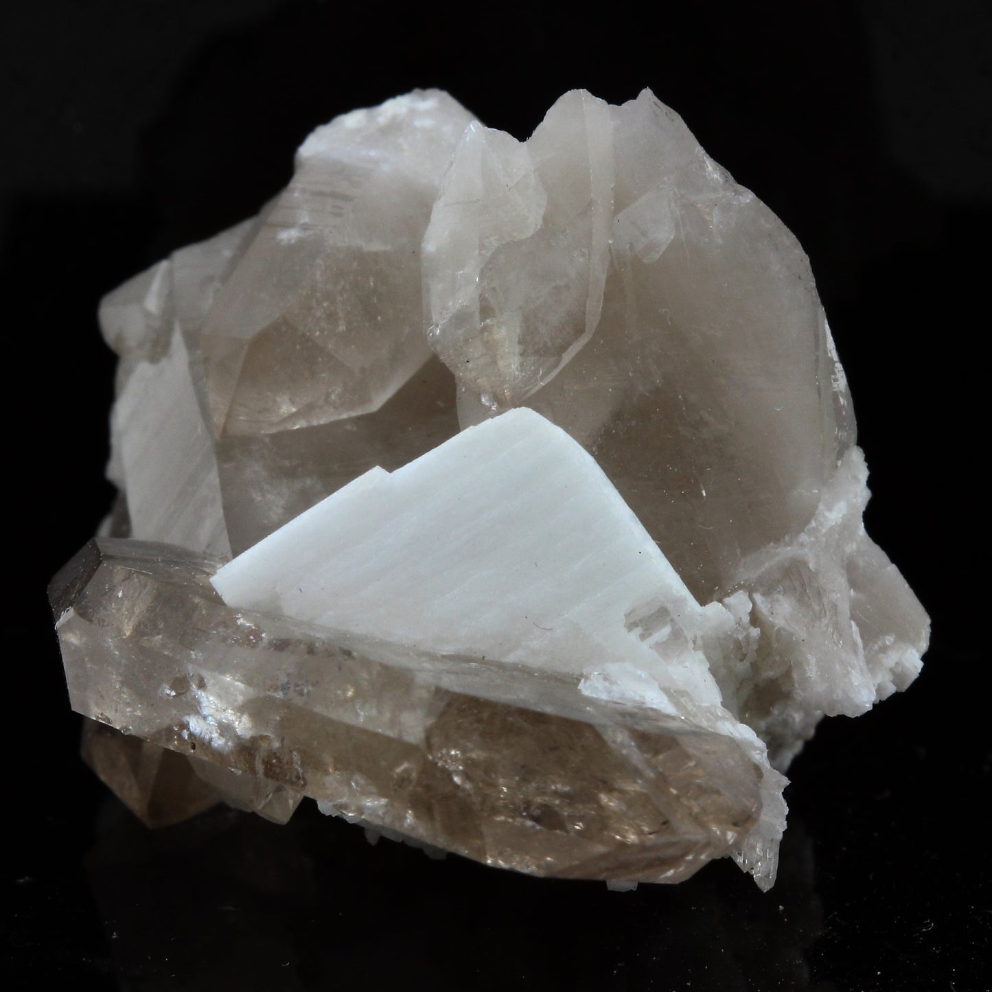 Quartz à âme fumé + Baryte. 52.93 carats. L'Alpe d'Huez, Bourg d'Oisans, France