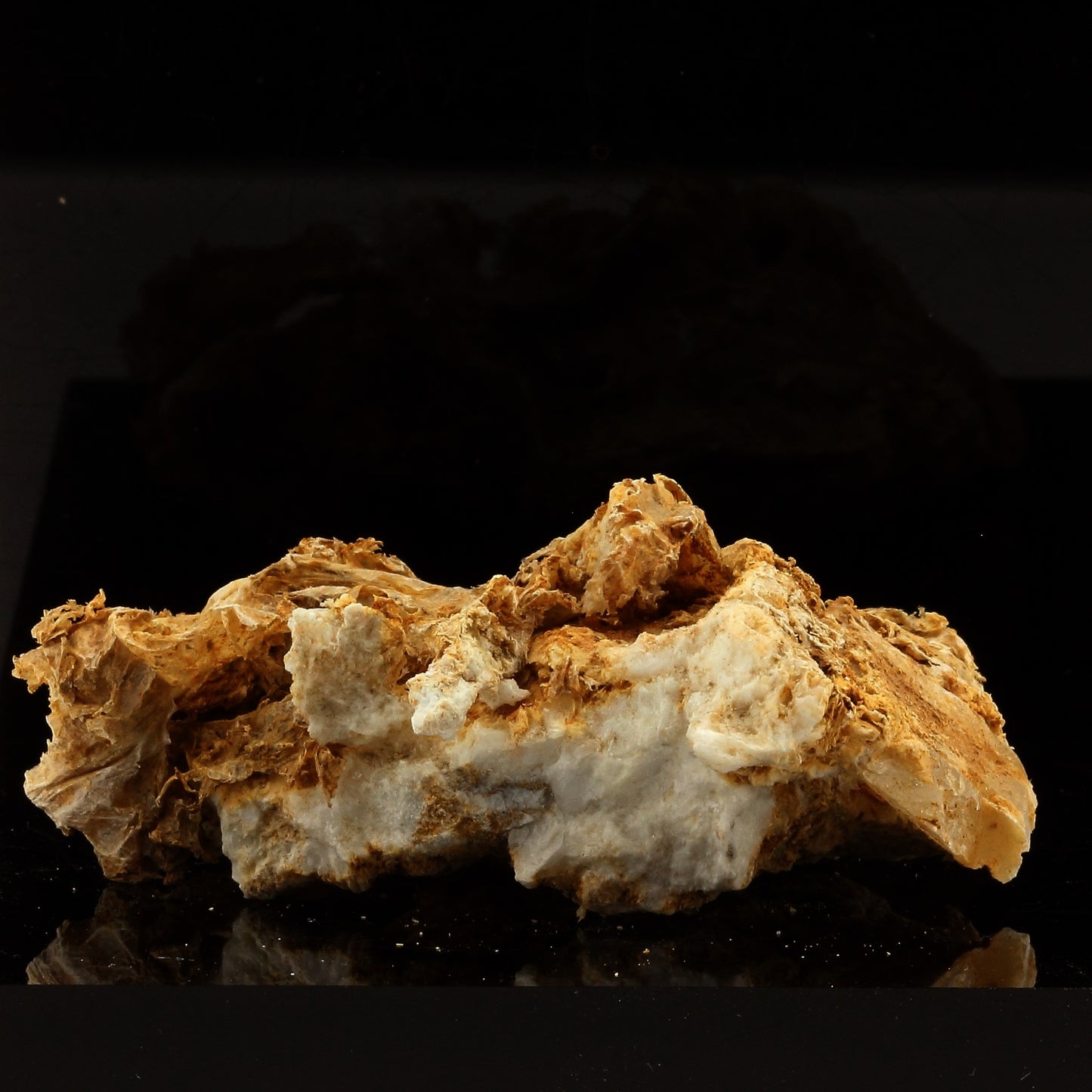 Rectorite sur Calcite. 167.9 carats. La Table, Chambéry, France