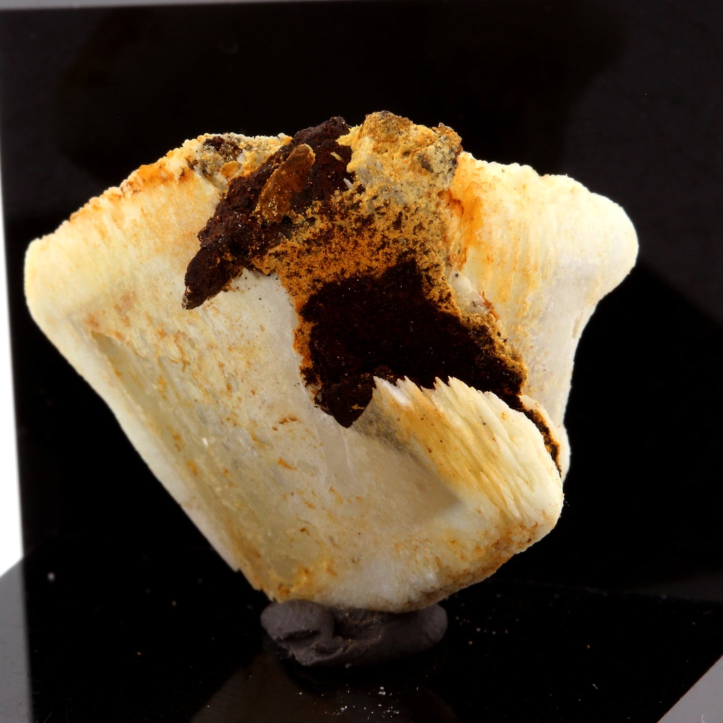 Baryte, Siderite. 24.56 carats. Mésage Mine, Vizille, France