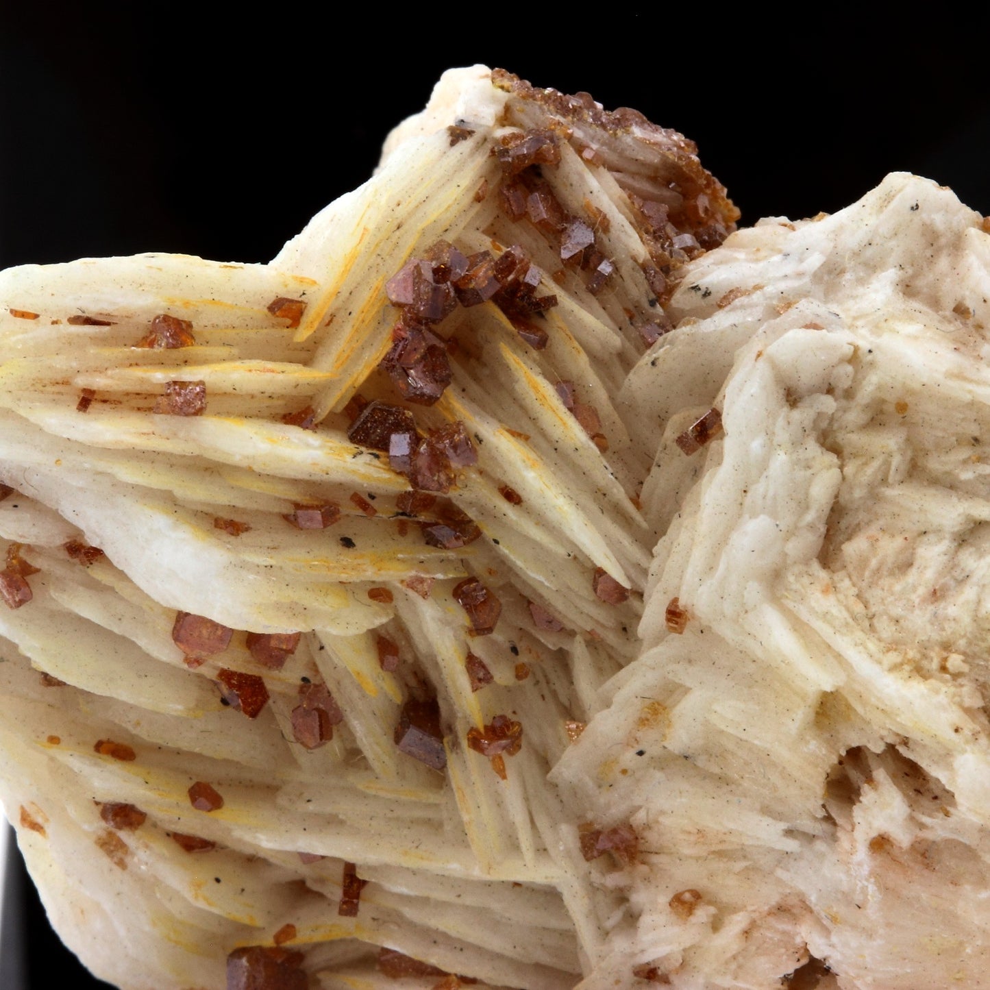 Vanadinite Baryte. 174.2 carats. Mibladen Mining District, Midelt, Maroc